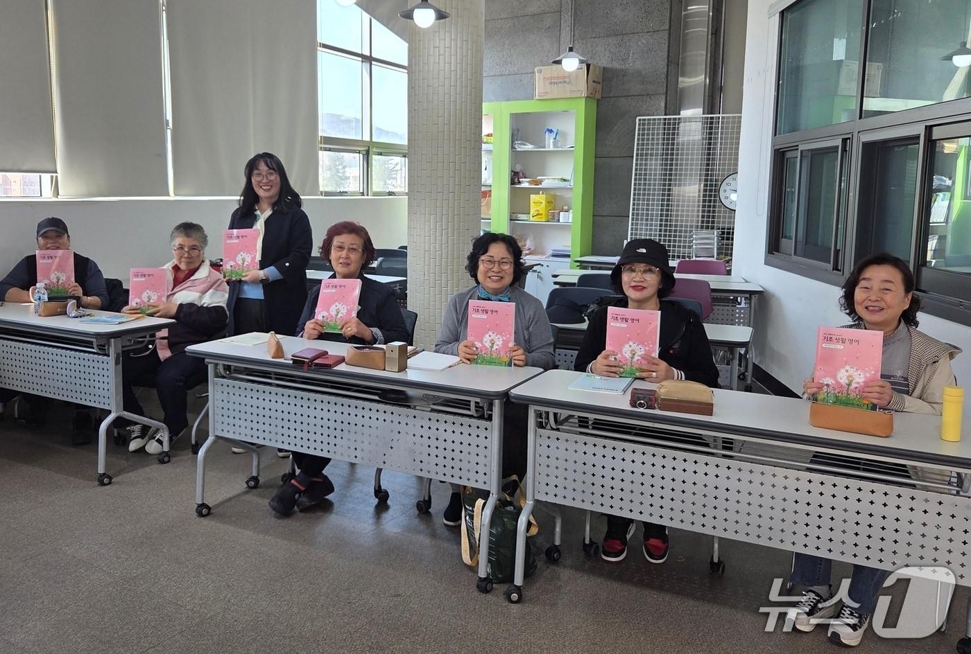 충북 진천군은 성인 문해 학습자의 초등과정과 중학과정 학력 수준을 보완하는 예비 중학반으로 '징검다리반'을 개강했다.(진천군 제공)/뉴스1