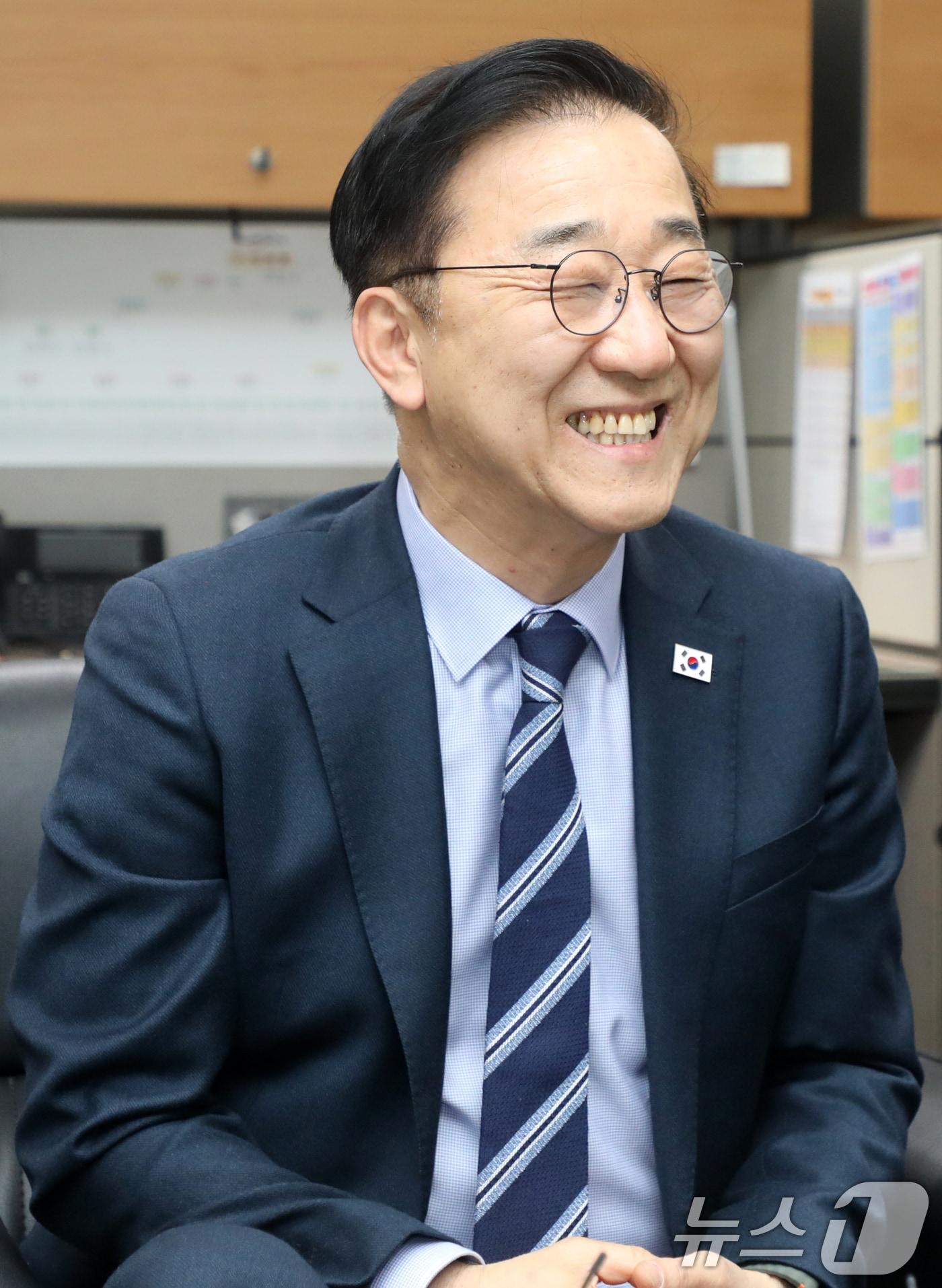 본문 이미지 - 김윤덕 더불어민주당 사무총장이 15일 전북자치도 전주시 전북특별자치도의회 기자실을 방문해 환하게 웃으며 간담회를 준비하고 있다. 2025.4.15/뉴스1 ⓒ News1 유경석 기자