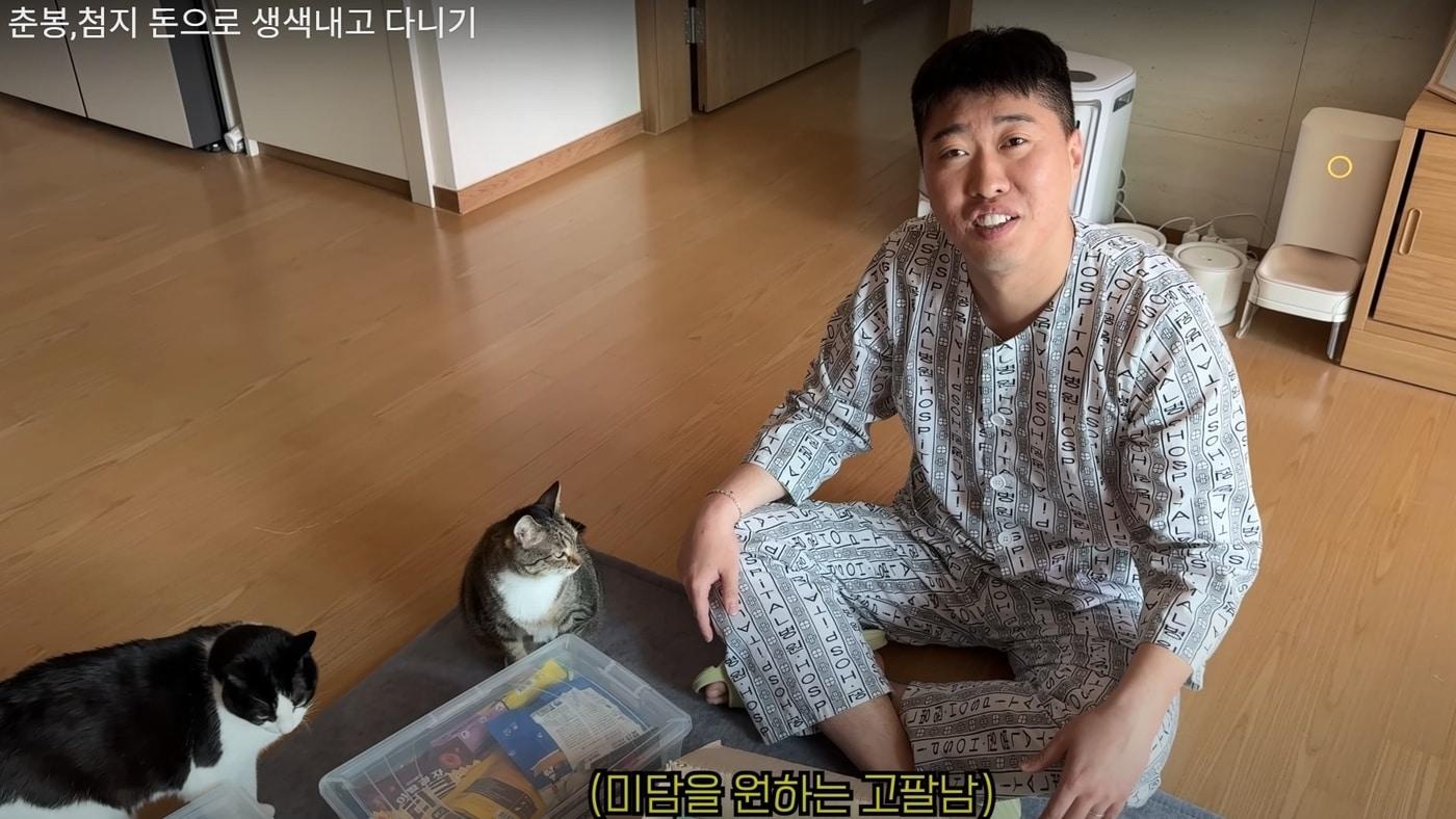 송하빈은 유튜브 채널을 통해 고양이 보호소 '나비야사랑해'를 방문해 사료와 간식, 수건을 기부하는 모습을 공개했다(유튜브 언더월드 갈무리). ⓒ 뉴스1