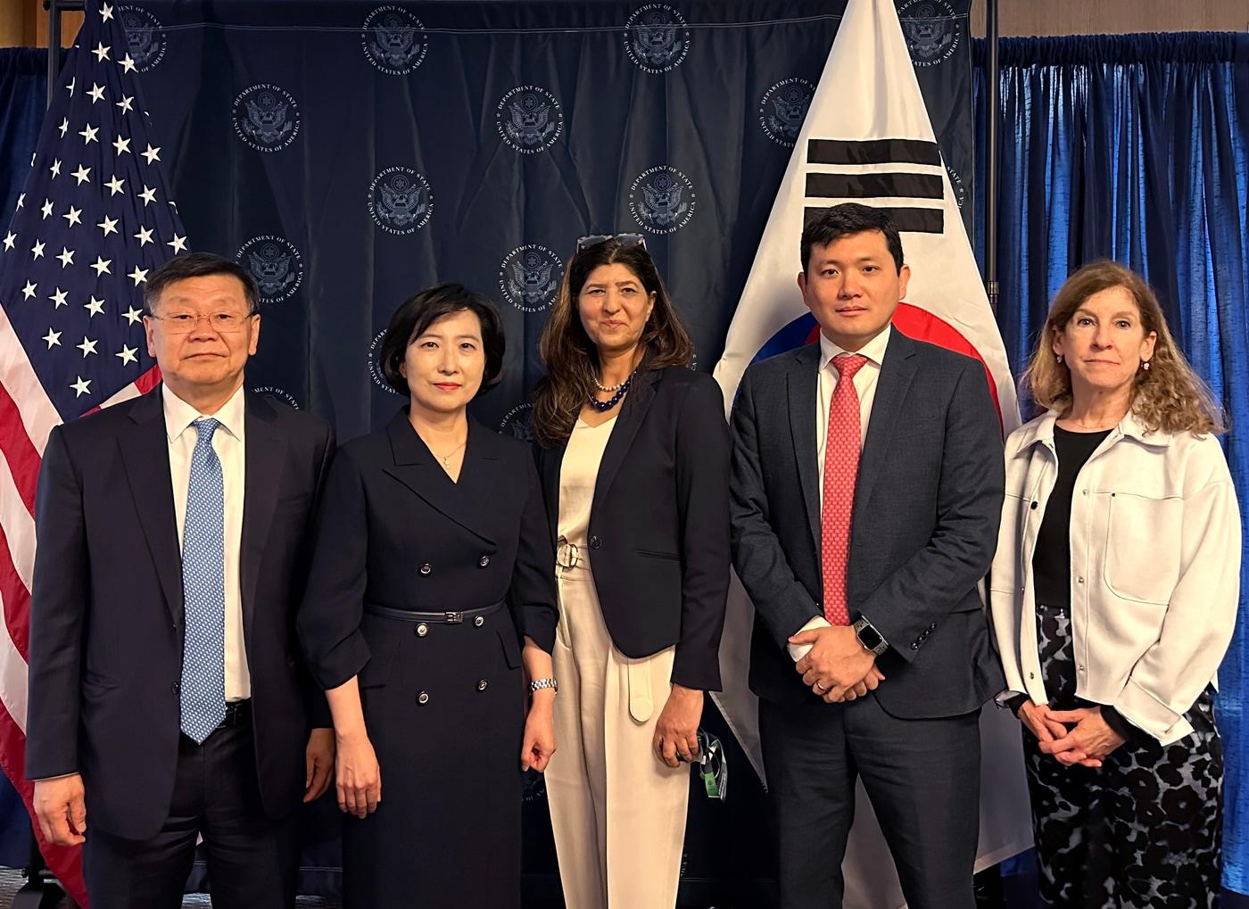 본문 이미지 - 왼쪽부터 존 리 우주항공청 본부장, 한민영 외교부 기후환경과학외교국장, 라히마 칸다하리 국무부 부차관보, 케빈 킴 동아태부차관보, 캐런 펠드스타인 NASA 국제협력국장&#40;우주항공청 제공&#41;