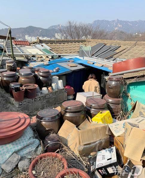 본문 이미지 - 서대문구의 '주거취약지역 가구 전수조사' 모습.(서대문구청 제공)