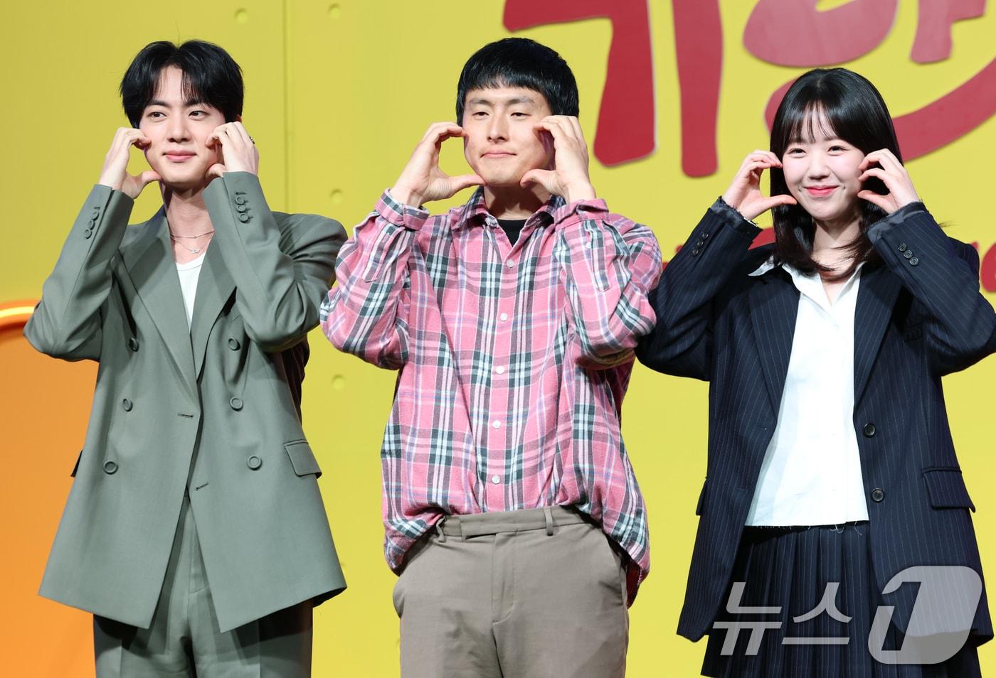 방탄소년단&#40;BTS&#41; 진과 기안84, 지예은이 15일 서울 종로구 JW메리어트 동대문 스퀘어 서울에서 열린 넷플릭스 새 예능 &#39;대환장 기안장&#39; 기자간담회에서 포즈를 취하고 있다. &#39;대환장 기안장&#39;은 기안적 낭만이 가득한 울릉도 기안장에서 기안84와 서포트 멤버 방탄소년단 진, 배우 지예은이 숙박객들과 펼치는 기상천외한 신개념 민박 버라이어티다. 2025.4.15/뉴스1 ⓒ News1 권현진 기자