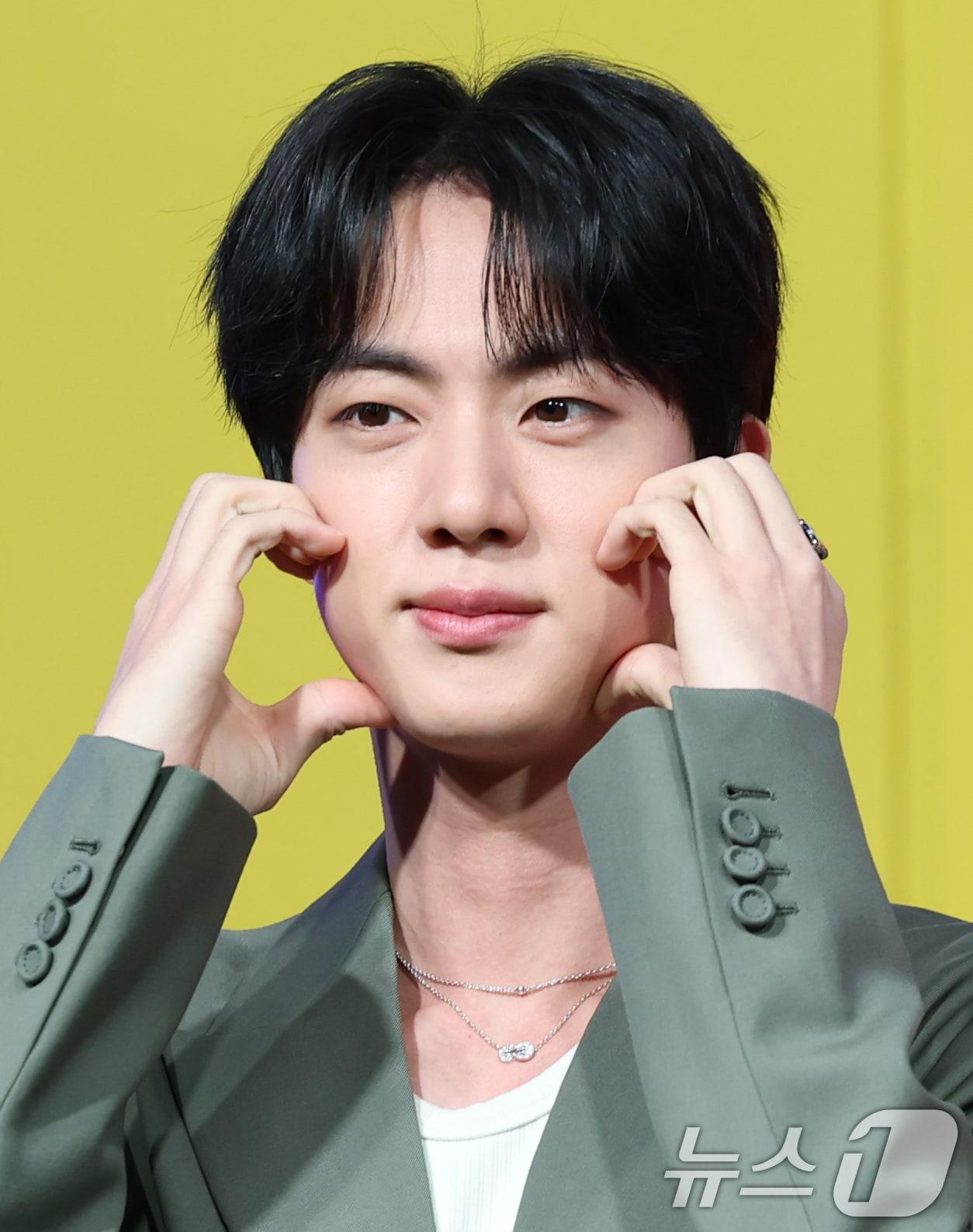 본문 이미지 - 방탄소년단(BTS) 진이 15일 서울 종로구 JW메리어트 동대문 스퀘어 서울에서 열린 넷플릭스 새 예능 '대환장 기안장' 기자간담회에서 포즈를 취하고 있다. '대환장 기안장'은 기안적 낭만이 가득한 울릉도 기안장에서 기안84와 서포트 멤버 방탄소년단 진, 배우 지예은이 숙박객들과 펼치는 기상천외한 신개념 민박 버라이어티다. 2025.4.15/뉴스1 ⓒ News1 권현진 기자