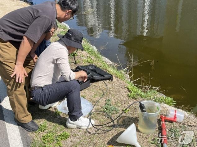본문 이미지 - 춘천공지천 수질 조사하는 강원도 보건환경연구원 관계자들.(강원도 제공, 재판매 및 DB금지)