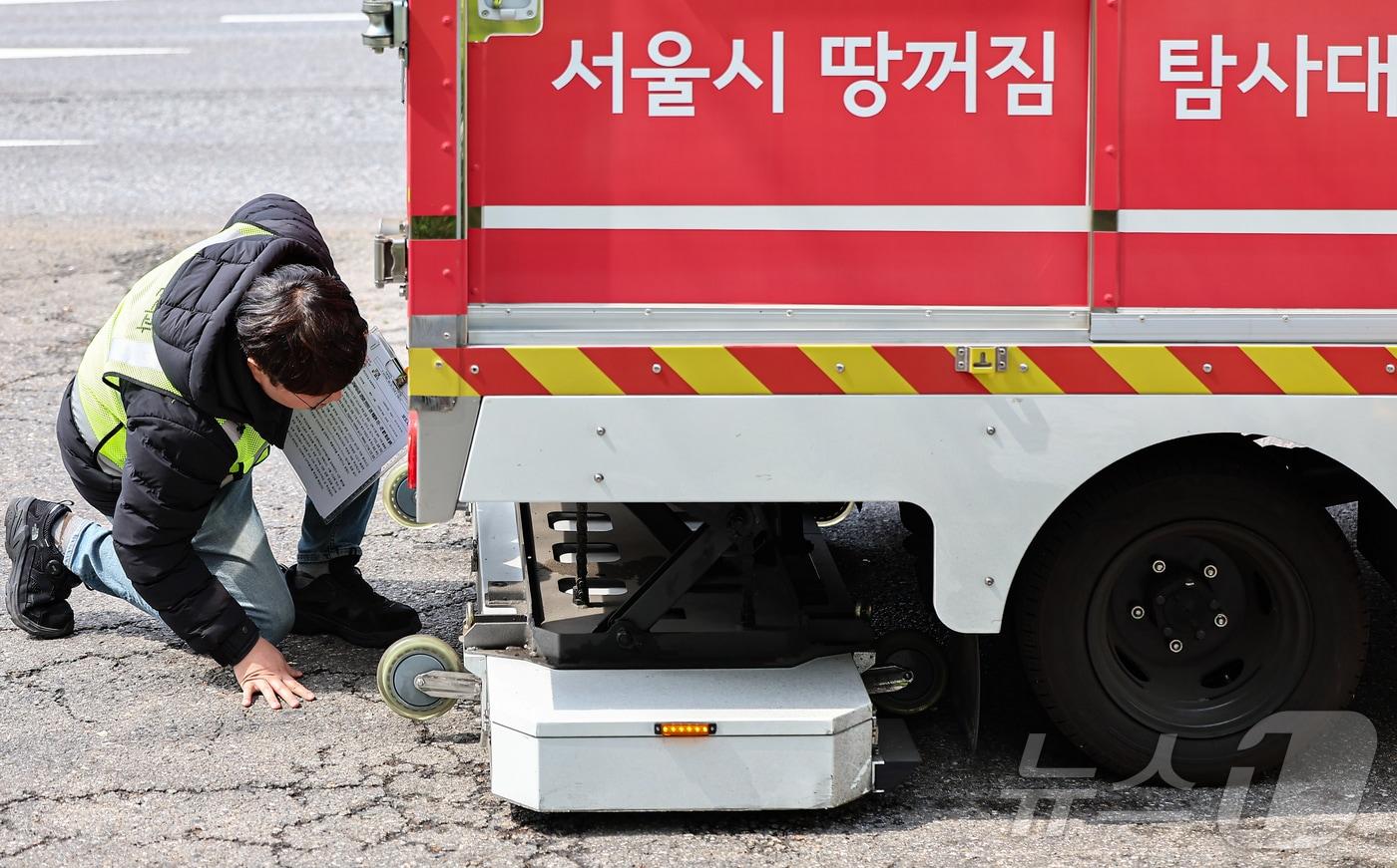 서울 시내 한 도로에서 서울시 재난안전실 도로관리과 직원들이 땅꺼짐 탐사대 차량에 실린 장비를 점검하고 있다. /뉴스1 ⓒ News1 김도우 기자