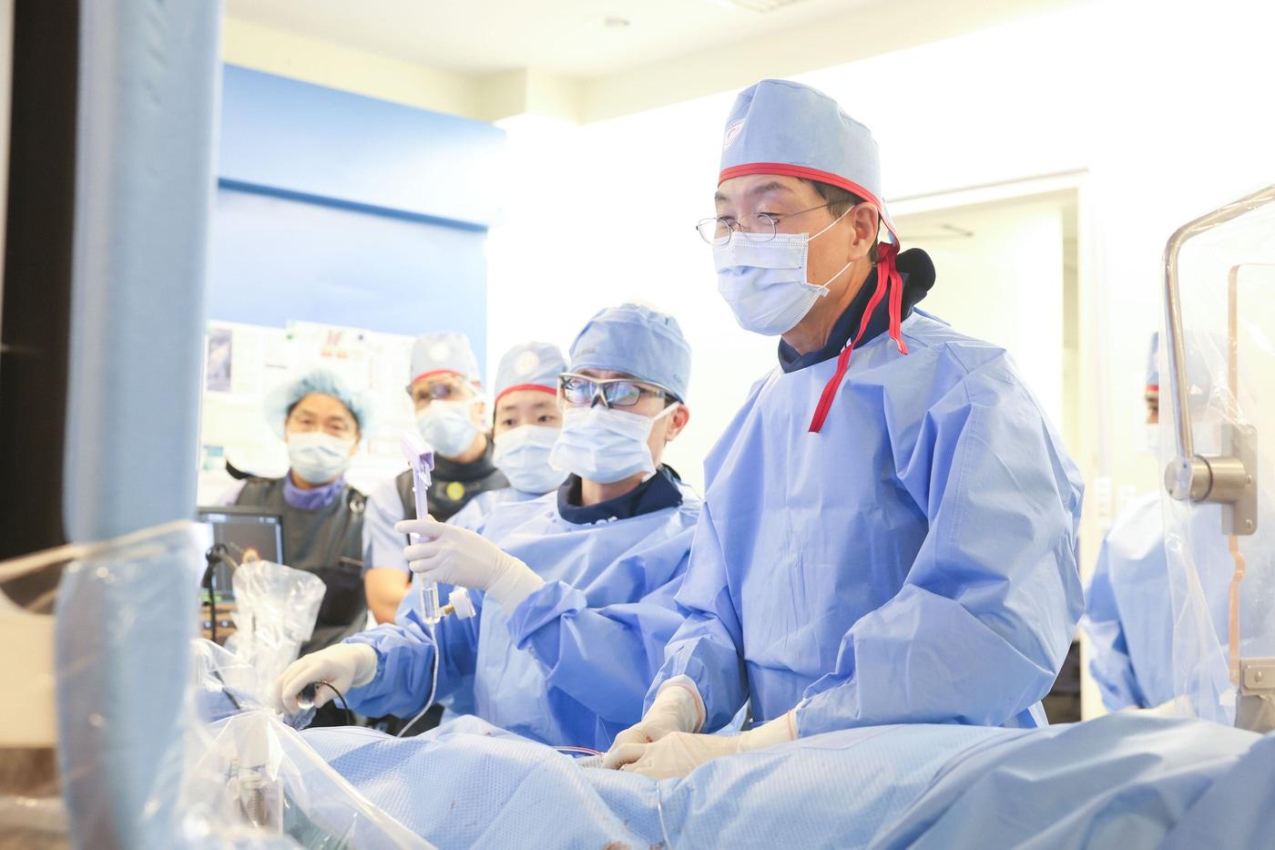 삼성서울병원은 지난 14일 국내에서 처음으로 관상동맥 내 쇄석술을 시행했다고 15일 밝혔다. 이주명(왼쪽부터), 권현철 순환기내과 교수.(삼성서울병원 제공)