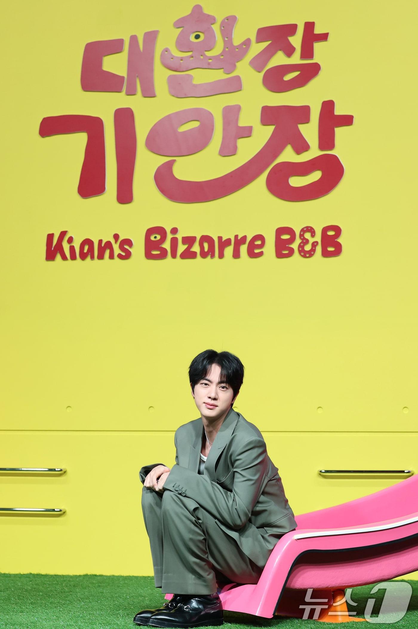 본문 이미지 - 방탄소년단(BTS) 진이 15일 서울 종로구 JW메리어트 동대문 스퀘어 서울에서 열린 넷플릭스 새 예능 '대환장 기안장' 기자간담회에서 미끄럼틀에 앉아 포즈를 취하고 있다. '대환장 기안장'은 기안적 낭만이 가득한 울릉도 기안장에서 기안84와 서포트 멤버 방탄소년단 진, 배우 지예은이 숙박객들과 펼치는 기상천외한 신개념 민박 버라이어티다. 2025.4.15/뉴스1 ⓒ News1 권현진 기자