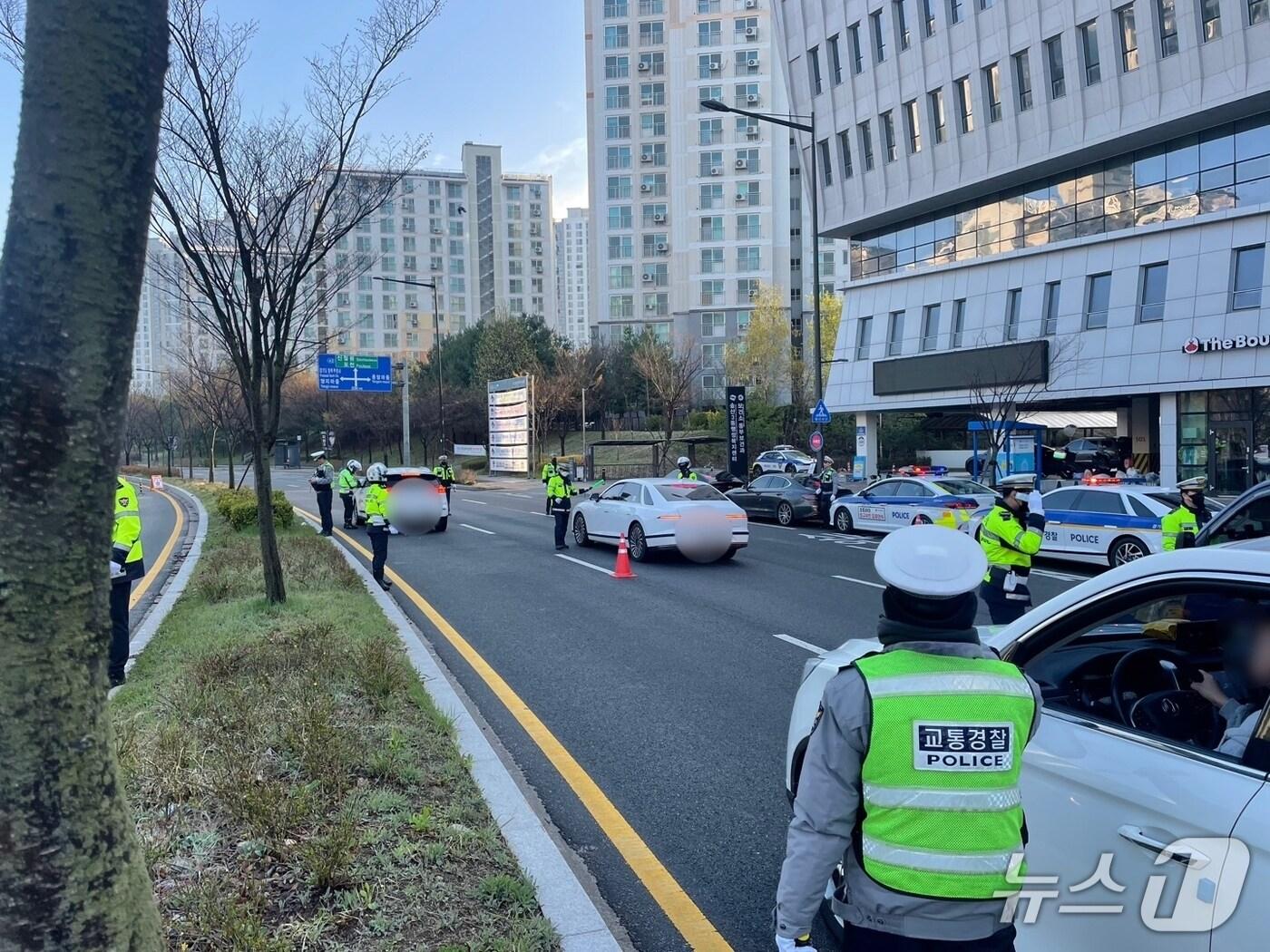 본문 이미지 - 음주단속 모습(경기북부경찰청 제공, 재판매 및 DB 금지)/뉴스1 