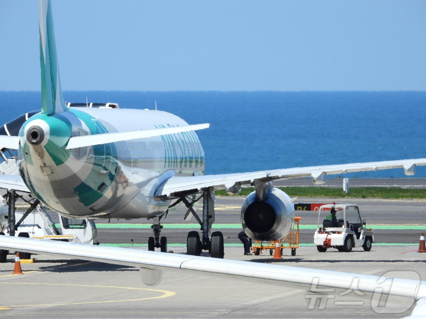 본문 이미지 - 지난해 4월15일 오후 제주국제공항 활주로 계류장에서 재정비하고 있는 에어서울 RS902편 항공기. 이 항공기는 오전 8시 쯤 김포로 출발 예정이었으나 이륙 전 비상구가 열려 운항이 취소됐다.2025.4.15 ⓒ 뉴스1 홍수영 기자