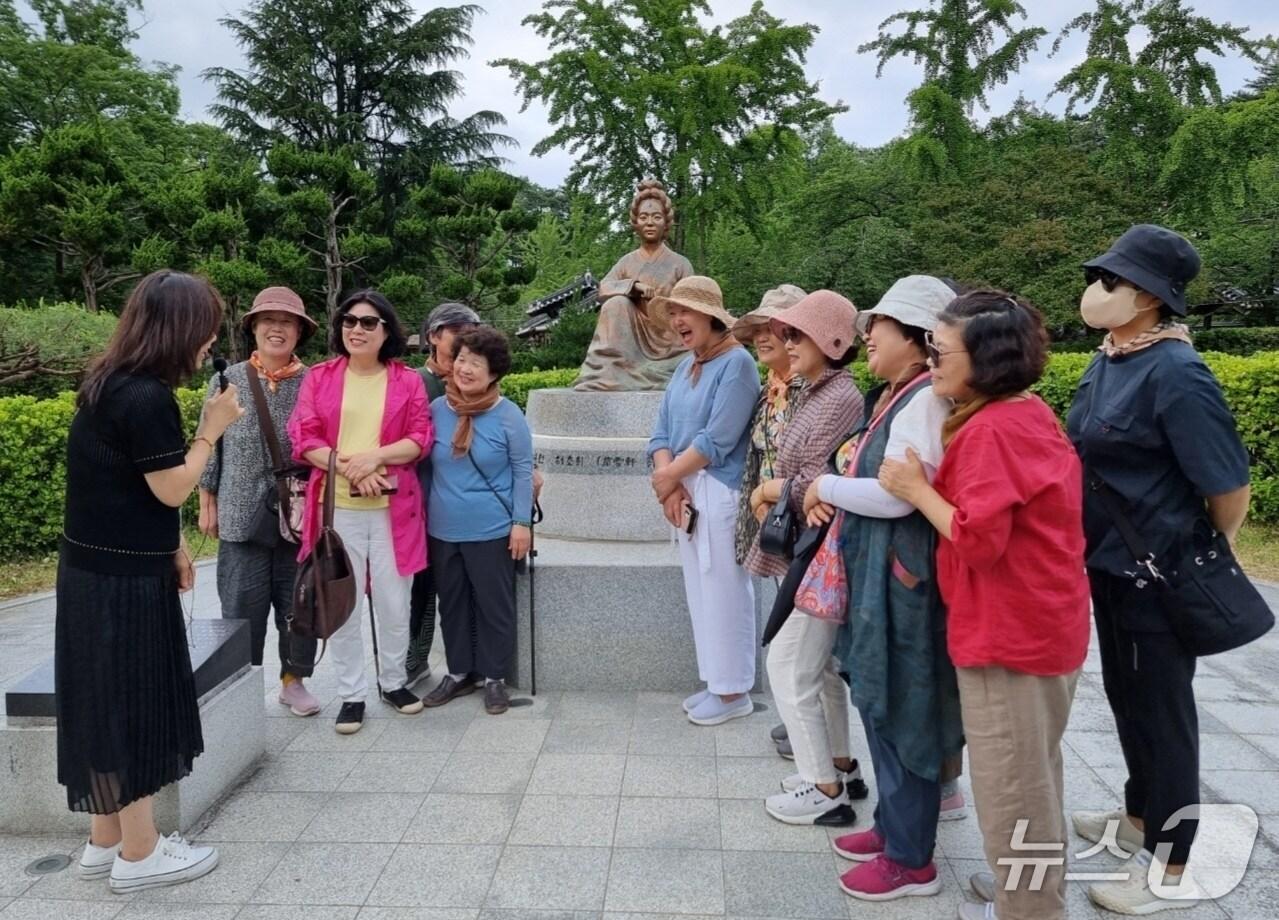 본문 이미지 - 강원 강릉지역 관광지에서 해성 중인 문화관광해설사.(강릉시 제공, 재판매 및 DB 금지) 2025.4.15/뉴스1