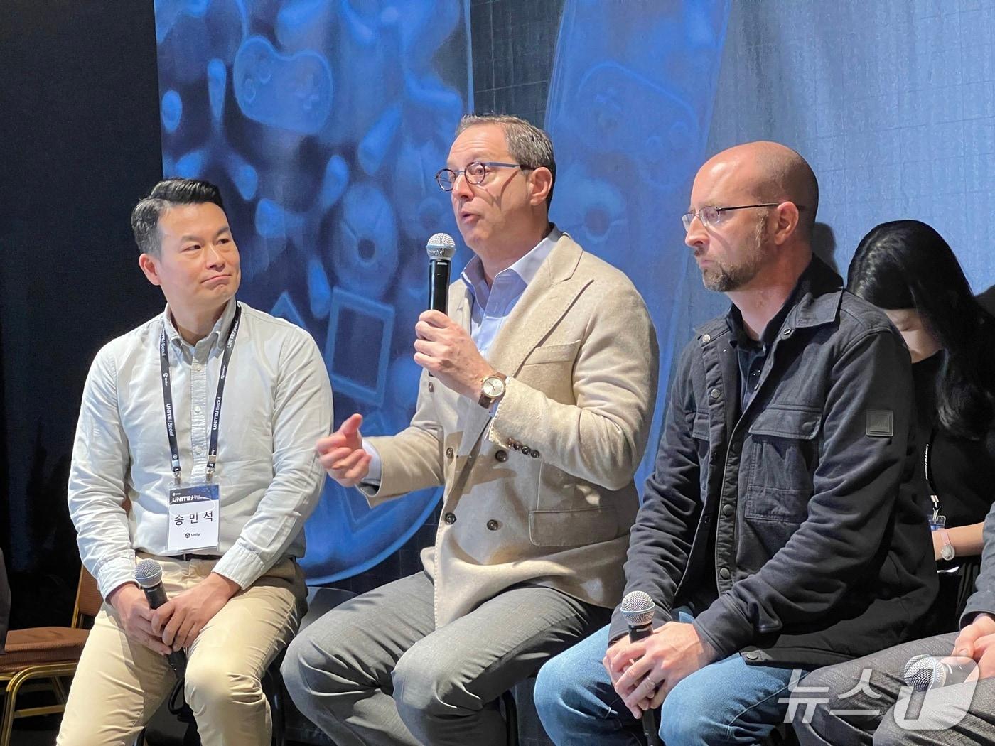 본문 이미지 - 유니티가 15일 코엑스에서 글로벌 개발자 콘퍼런스 &#39;유나이트 서울 2025&#39;를 개최했다. 왼쪽부터 송민석 유니티코리아 대표, 맷 브롬버그 유니티 CEO, 애덤 스미스 유니티 엔진 프로덕트 부문 SVP.2025.4.15/뉴스1 ⓒ 뉴스1 김민재 기자