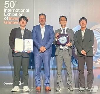 본문 이미지 - 한국남동발전의 &#39;2025 스위스 제네바 국제발명품 전시회&#39; 수상 장면&#40;남동발전 제공. 재판매 및 DB 금지&#41;.