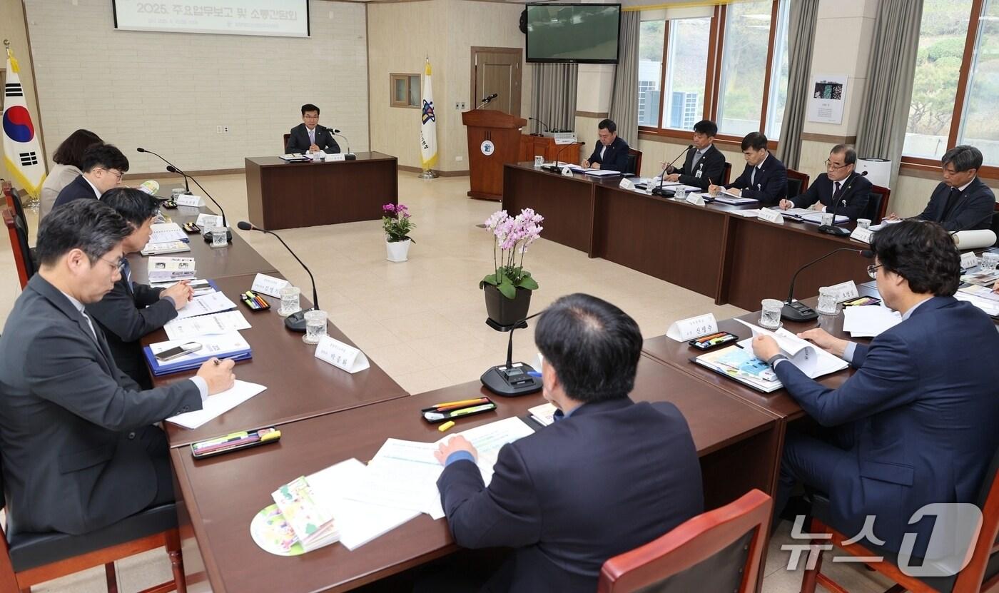 충북 괴산증평교육지원청은 15일 대회의실에서 윤건영 충북교육감이 참석한 가운데 올해 주요업무 계획 소통간담회를 열고 현안 과제를 논의했다.(괴산증평교육지원청 제공)/뉴스1