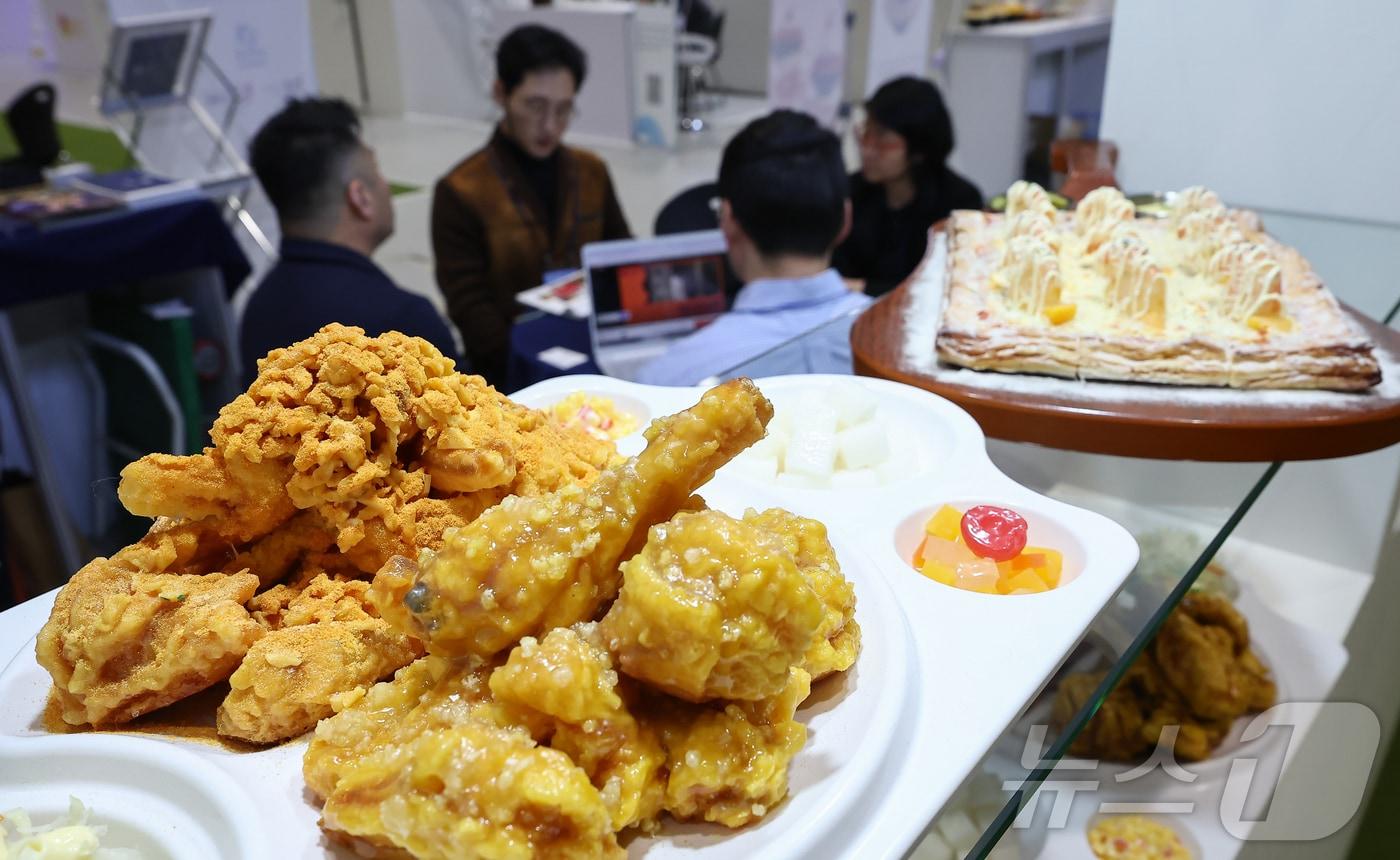 서울 강남구 코엑스에서 열린 &#39;2025 대한민국 소비재·서비스 수출대전&#39;에 전시된 치킨. ⓒ News1 김도우 기자