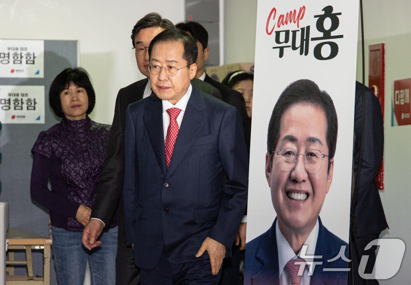 본문 이미지 - 제21대 대통령선거에 출마를 선언한 홍준표 전 대구시장이 15일 오후 서울 여의도 자신의 캠프 사무실에서 '선진대국시대' 비전발표를 하기 위해 입장하고 있다. 2025.4.15/뉴스1 ⓒ News1 이재명 기자