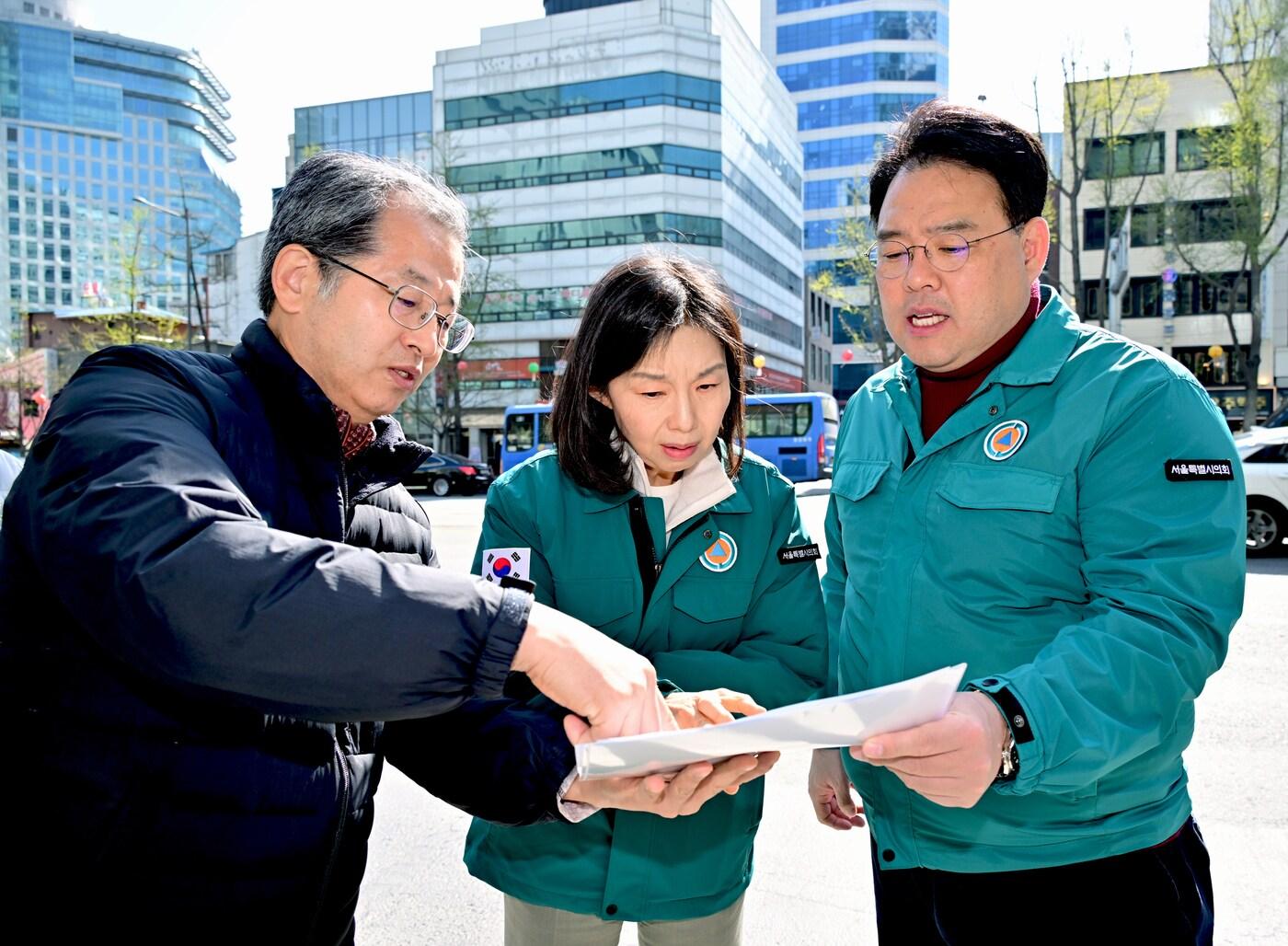 본문 이미지 - 최호정 서울시의회 의장이 시청역 8번 출구 땅꺼짐 신고 현장을 점검하고 있다. (서울시의회 제공)