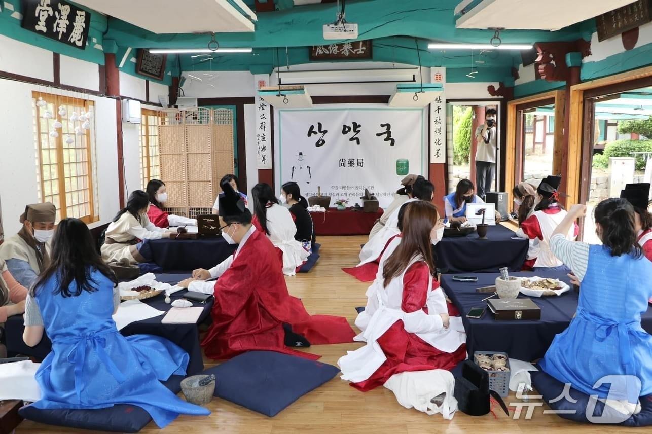 본문 이미지 - 무양서원 어의체험 모습. (광주 광산구 제공. 재판매 및 DB 금지)