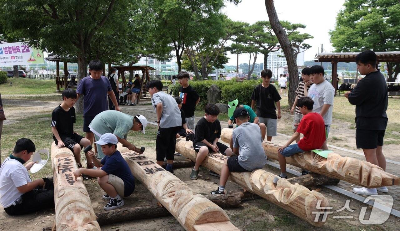 본문 이미지 - 지난해 보은동학제 동학장승 세우기 체험행사 장면 &#40;보은문화원 제공. 재판매 및 DB금지&#41; /뉴스1 