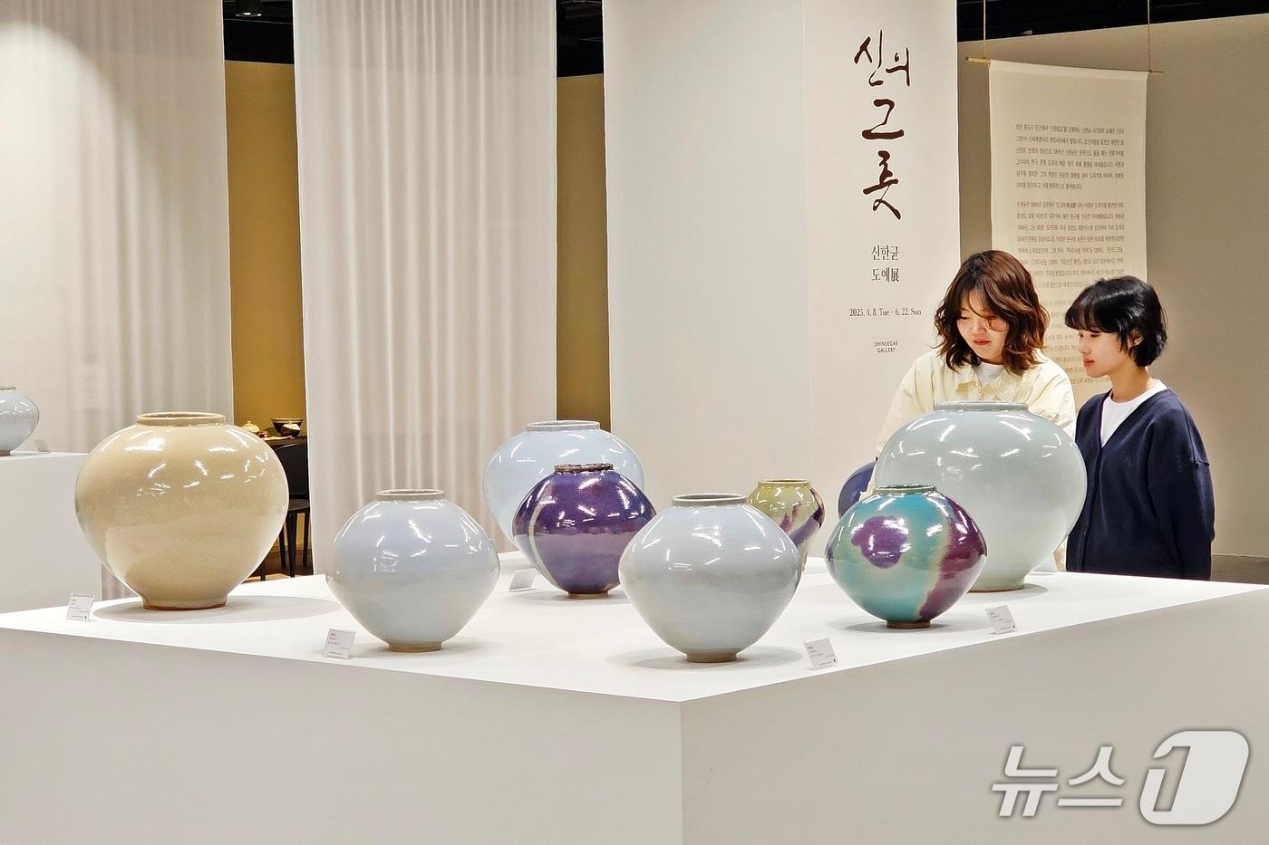 신세계백화점 센텀시티를 방문한 고객이 백화점에서 진행 중인 신한균 도예전의 작품을 보고 있다.(신세계 센텀시티 제공. 재판매 및 DB 금지)