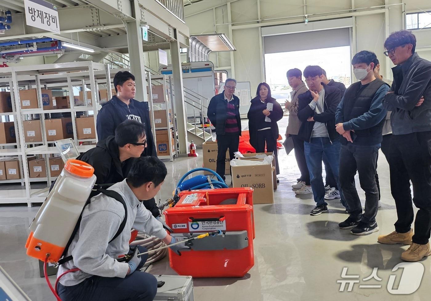 한강청이 15일 강원도 남한강 방제비축센터에서 진행한 방제장비 운용교육에서 한국환경공단 담당자가 지자체 사고 대응 담당자들에게 유류 유출 시 운용하는 자항식 유회수기의 사용 방법을 설명하고 있다.&#40;한강청 제공&#41;