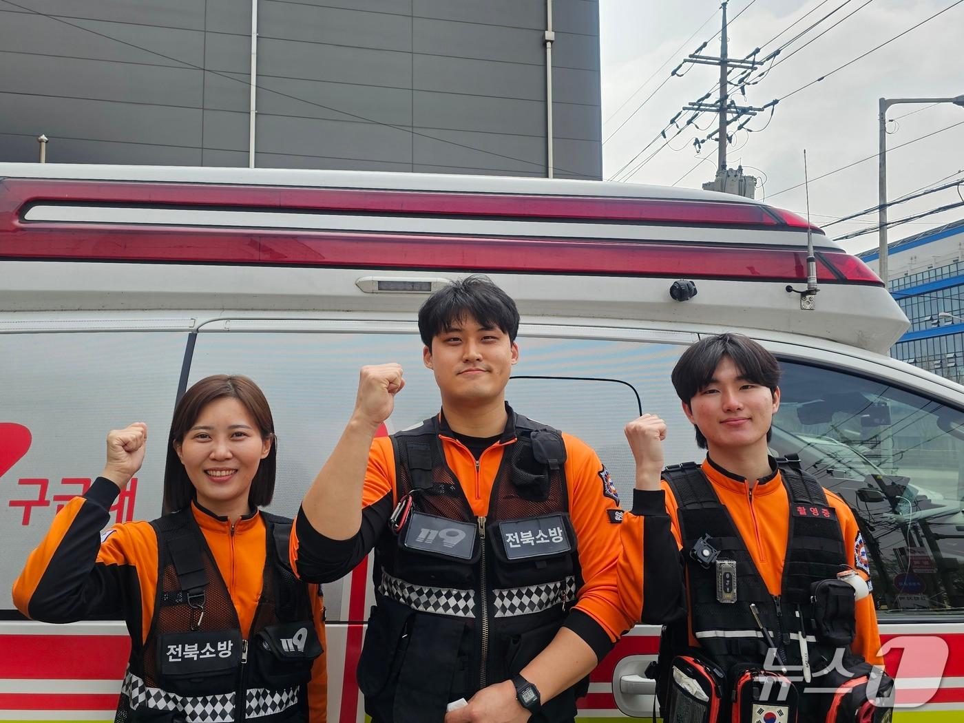 본문 이미지 -  지난 1일 전북자치도 전주시 덕진구 만성동에서 흉통으로 쓰러진 50대 남성이 구급대원의 신속한 응급조치로 생명을 건졌다. 사진은 왼쪽부터 당시 현장에 출동했던 팔복119안전센터 김재희 소방교, 이정수 소방교, 김동영 소방사(전주덕진소방서 제공. 재판매 및 DB금지)