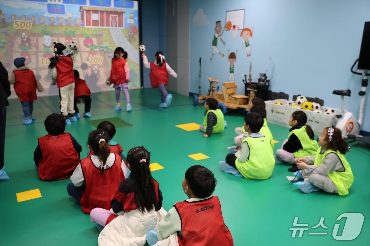 충북 괴산 감물초(교장 오기석), 목도초(교장 한두현), 장연초(교장 전영봉)가 작은학교 공동교육과정의 하나로 15일 즐거운 공동수업을 진행했다.(괴산증평교육지원청 제공)/뉴스1