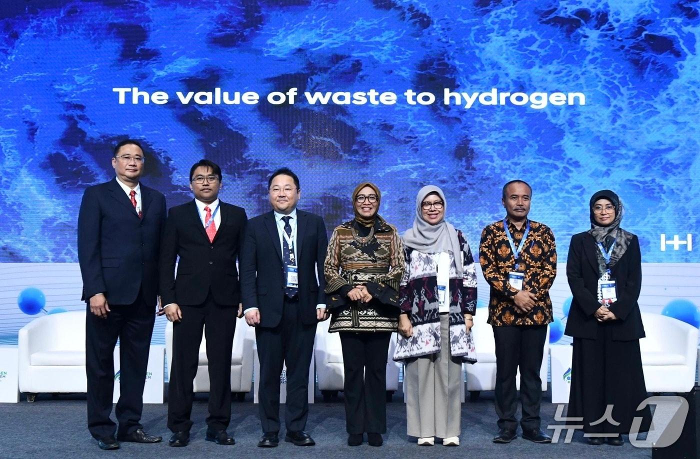 15일 인도네시아 자카르타에서 열린 '글로벌 수소 생태계 서밋 2025'에서 현대자차그룹이 인도네시아 정부 및 국영에너지기업 페르타미나 홀딩스와 함께 추진 중인 '인도네시아 W2H 수소 생태계 조성 프로젝트'를 공개했다. 사진은 (왼쪽부터) 프란시스쿠스 소에르조프라노토 현대차 인도네시아 법인 최고운영책임자(COO), 아리 쿠르니아완 페르타미나 홀딩스 프로젝트 담당 이사, 박재하 현대차 글로벌수소비즈니스사업부장 상무, 에니야 리스티아니 데위 인도네시아 에너지광물자원부 차관, 누르 라일라 위디야스투티 인도네시아 국가개발부 국장, H. 수마스나 인도네시아 서부자바주 비서실장, 아이 사아디야 드위다닝시 인도네시아 서부자바주 환경청장(현대차그룹 제공). 2025.04.15.
