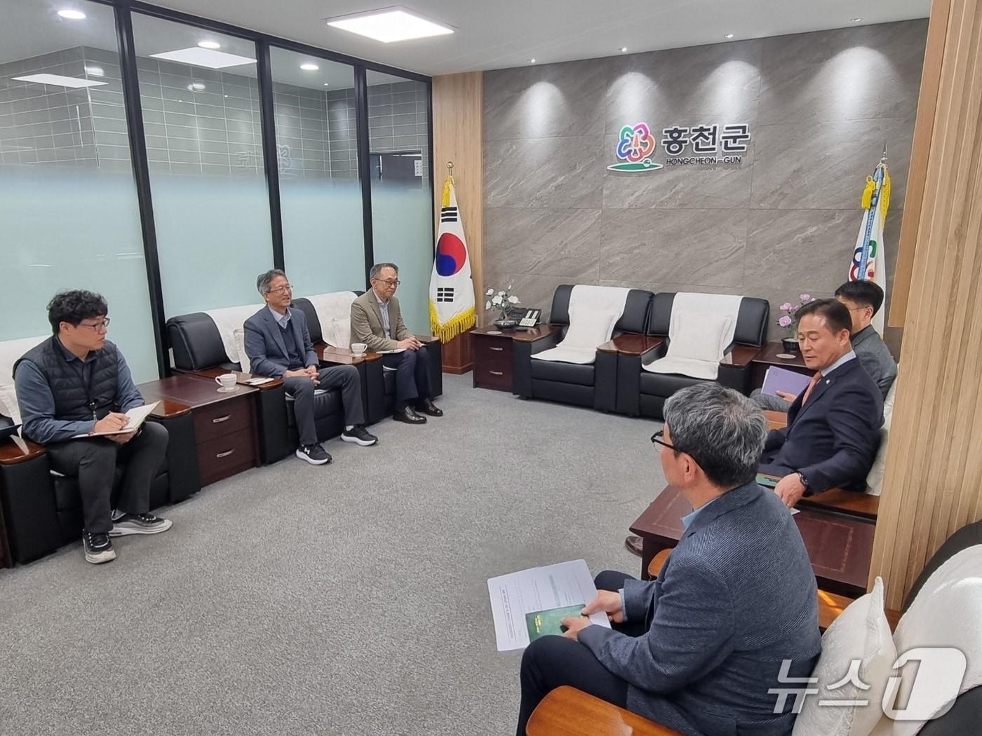 본문 이미지 - 강원조달청과 홍천군, 상반기 조달사업의 신속집행 등 논의.(강원조달청 제공, 재판매 및 DB금지)