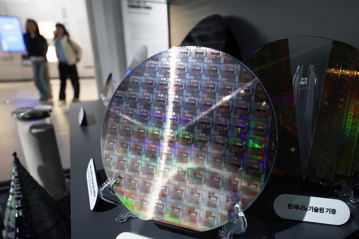 15일 경기 과천시 과천국립과학관 미래상상 SF관에서 관람객들이 반도체 관련 전시품을 살펴보고 있다. 정부는 이날 경제관계장관회의 겸 산업경쟁력강화 관계장관회의에서 필수 추가경정예산&#40;추경&#41;안과 관련해 &#34;반도체 산업에 대한 지원을 33조 원으로 대폭 확대하고, 재정도 2026년까지 4조 원 이상 투입하겠다＂고 밝혔다. 2025.4.15/뉴스1 ⓒ News1 황기선 기자