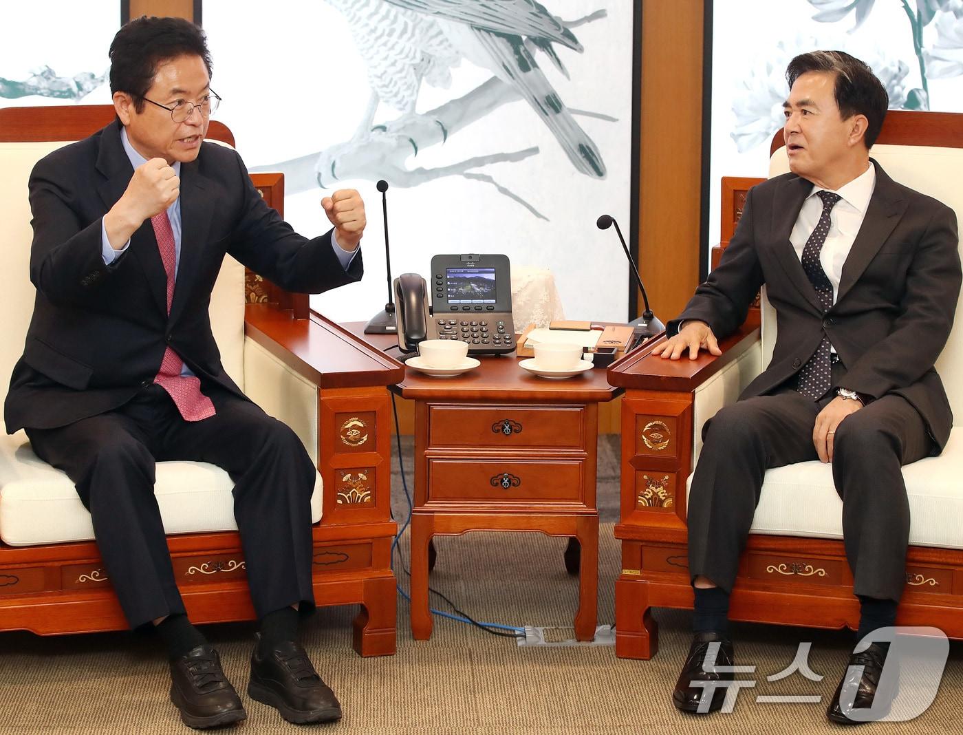 본문 이미지 - 국민의힘 대선 경선 후보로 나선 이철우 경북도지사&#40;왼쪽&#41;가 15일 오후 충남도청을 찾아 김태흠 충남도지사와 면담하고 있다. 2025.4.15/뉴스1 ⓒ News1 공정식 기자