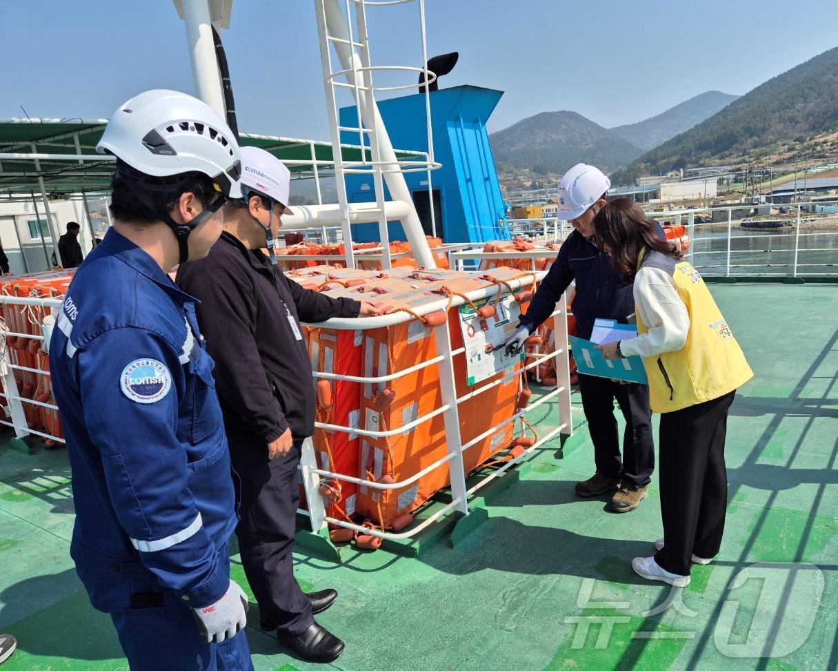 본문 이미지 - 한국해양교통안전공단 여수운항관리센터가 관내 여객선을 대상으로 안전 장비 특별점검을 실시하고 있다.(여수운항관리센터 제공. 재판매 및 DB 금지)