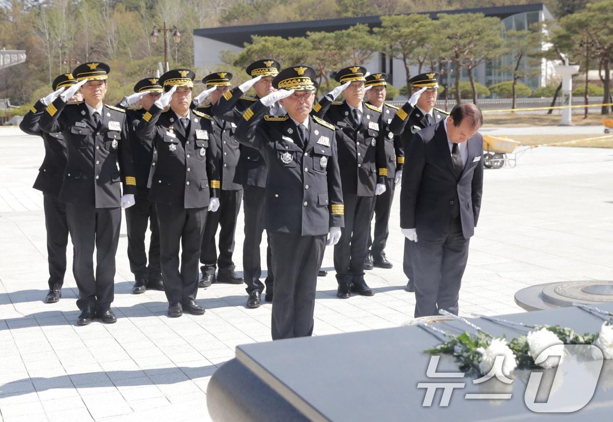 본문 이미지 - 고영국 광주시 소방안전본부장이 15일 국립 5·18민주묘지를 참배하고 있다.(광주시 제공. 재판매 및 DB 금지) 2025.4.15/뉴스1 