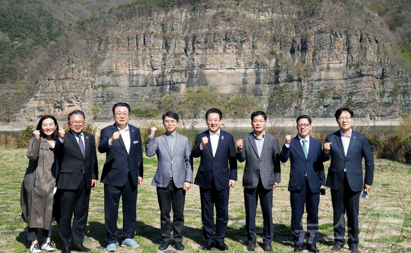 화순 적벽 상수원보호구역 개발을 위한 상수원관리규칙 개정과 관련하여 김완섭 환경부 장관이 15일 화순 적벽 일원을 방문한 가운데 김영록 전라남도지사가 참석자들과 기념촬영을 하고 있다.(전남도 제공. 재판매 및 DB금지) 2025.4.15/뉴스1