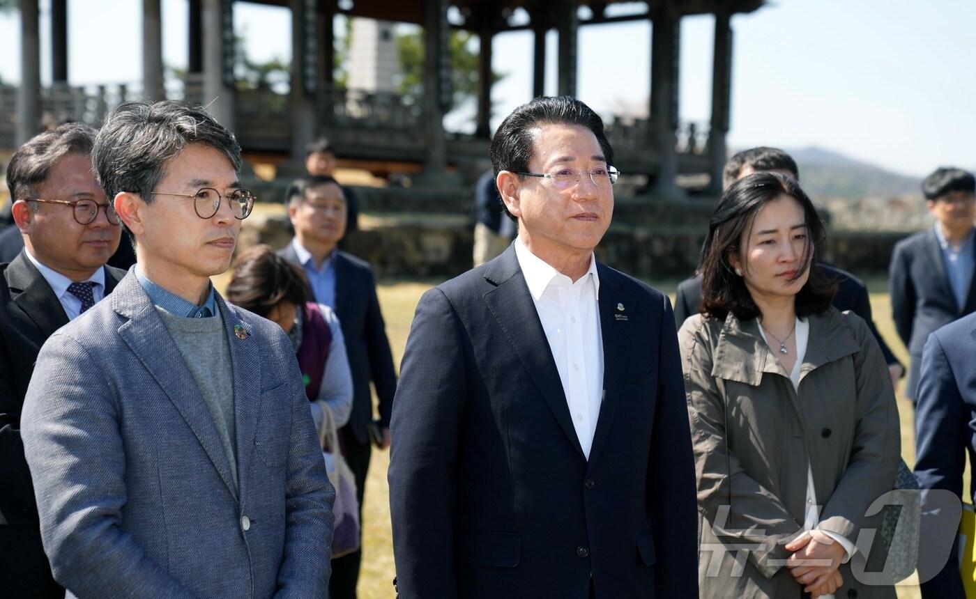 화순 적벽 상수원보호구역 개발을 위한 상수원관리규칙 개정과 관련하여 김완섭 환경부 장관이 15일 화순 적벽 일원을 방문한 가운데 김영록 전라남도지사가 동복 상수원보호구역 개요에 대해 설명을 듣고 있다.(전남도 제공. 재판매 및 DB금지) 2025.4.15/뉴스1 ⓒ News1 