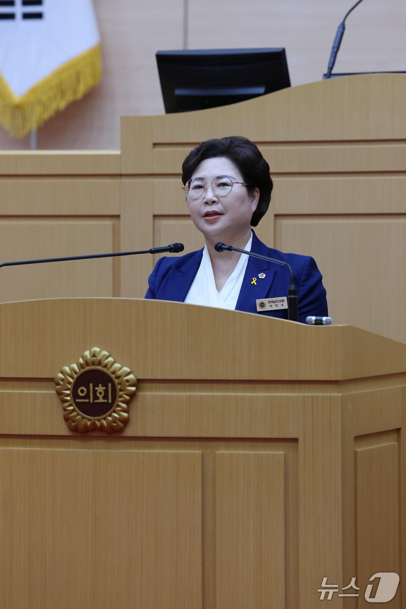 본문 이미지 - 박현숙 전남도의원이 15일 임시회 본회의에서 &#39;학교예술강사 지원사업 예산 확대 촉구 건의안&#39;에 대해 제안설명 하고 있다.&#40;전남도의회 제공, 재판매 및 DB 금지&#41; 