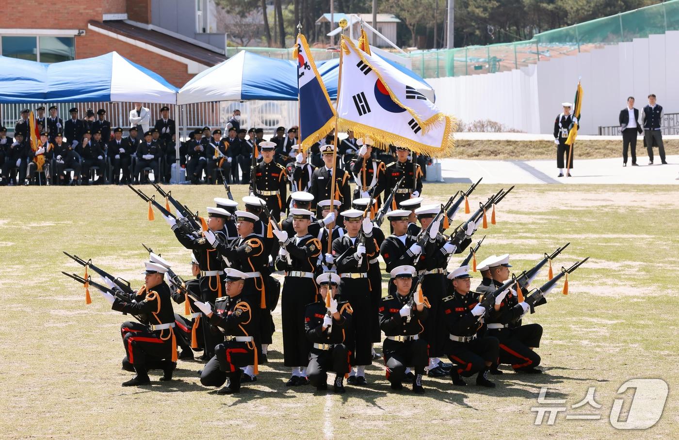 고창군 강호항공고등학교가 2025년 군(軍) 특성화고등학교 중앙권역학교로 선정됐다.  이를 기념하기 위해 15일 강호항공고 교정에서 호남권 군 특성화고교 6개 학교 통합발대식을 개최했다. 해군 의장대 공연(고창군 제공. 재판매 및 DB금지)