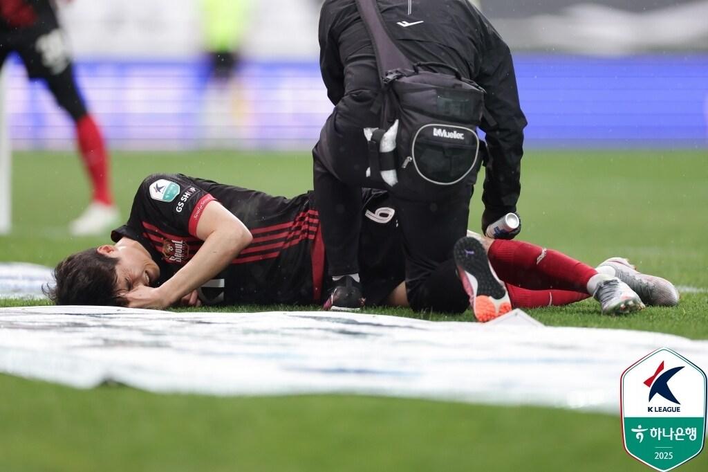 본문 이미지 - 햄스트링 부상을 당한 FC서울 기성용. (한국프로축구연맹 제공)