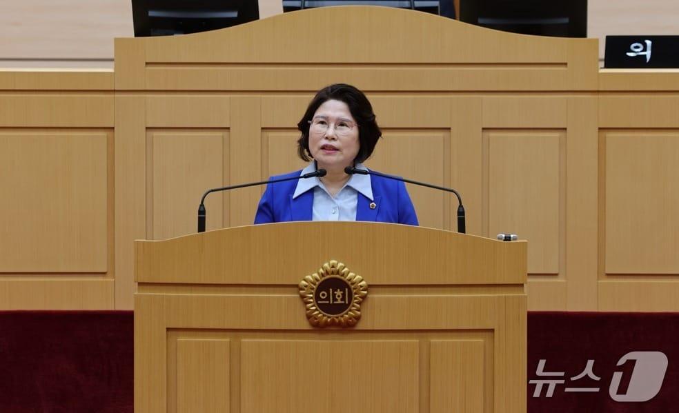 본문 이미지 - 김화신 도의원이 '교통범칙금 및 과태료의 지방재정 귀속 촉구 건의안'에 대해 제안 설명하고 있다.(전남도의회 제공, 재판매 및 DB 금지) 