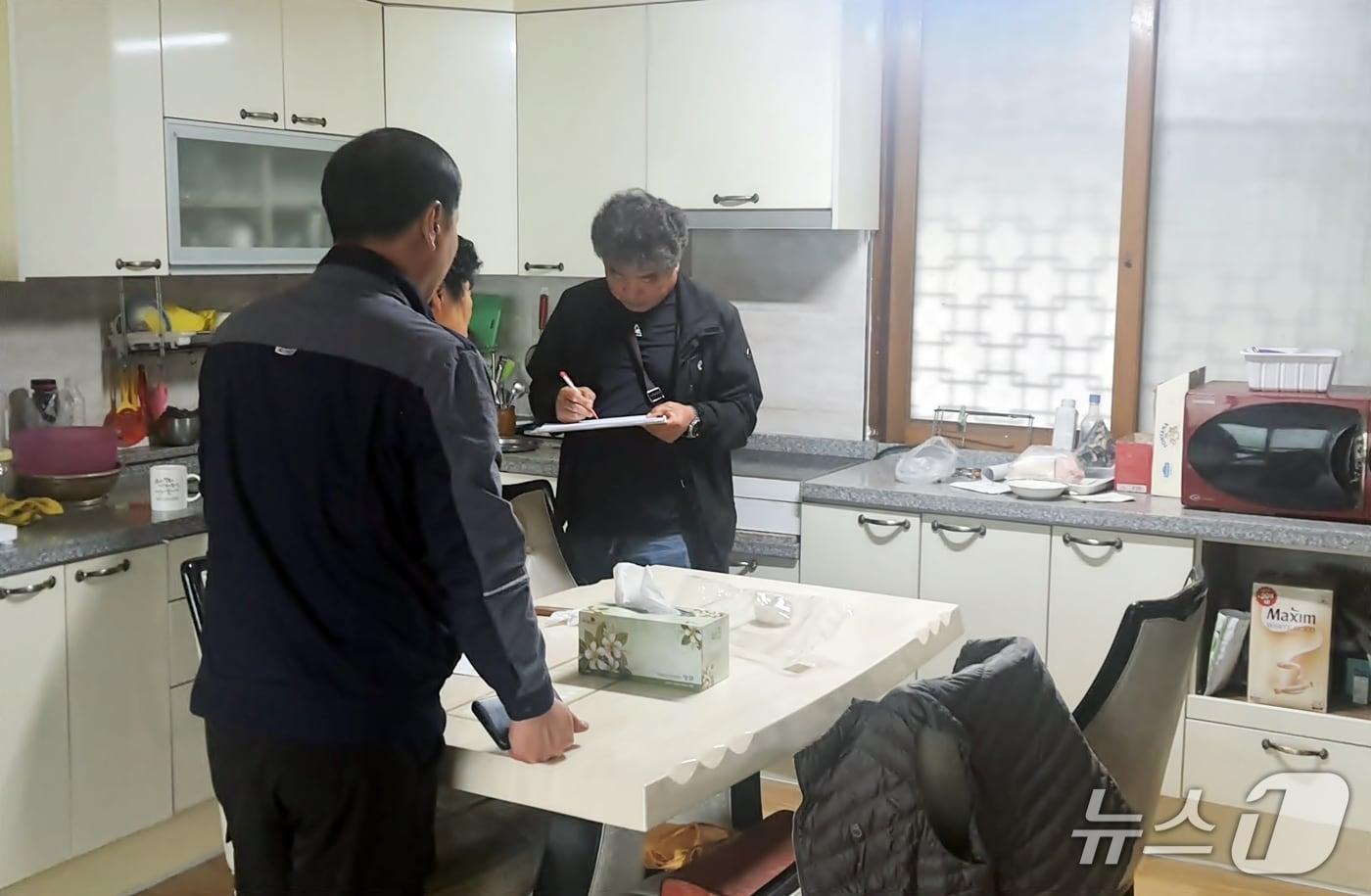 정읍시가 국가를 위해 헌신한 국가유공자 삶의 질 향상을 위해 노후주택 수리를 지원하는 ‘주거환경개선사업’을 추진한다. 정읍시 관계자가 주택수리를 위해 상담하고 있다.(정읍시 제공. 재판매 및 DB금지) 