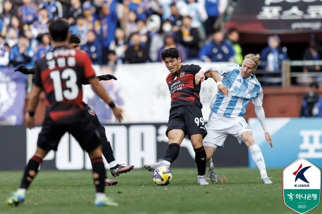 본문 이미지 - 울산 HD와 포항 스틸러스의 5월 5일 경기가 오후 4시 30분으로 변경됐다. (한국프로축구연맹 제공)