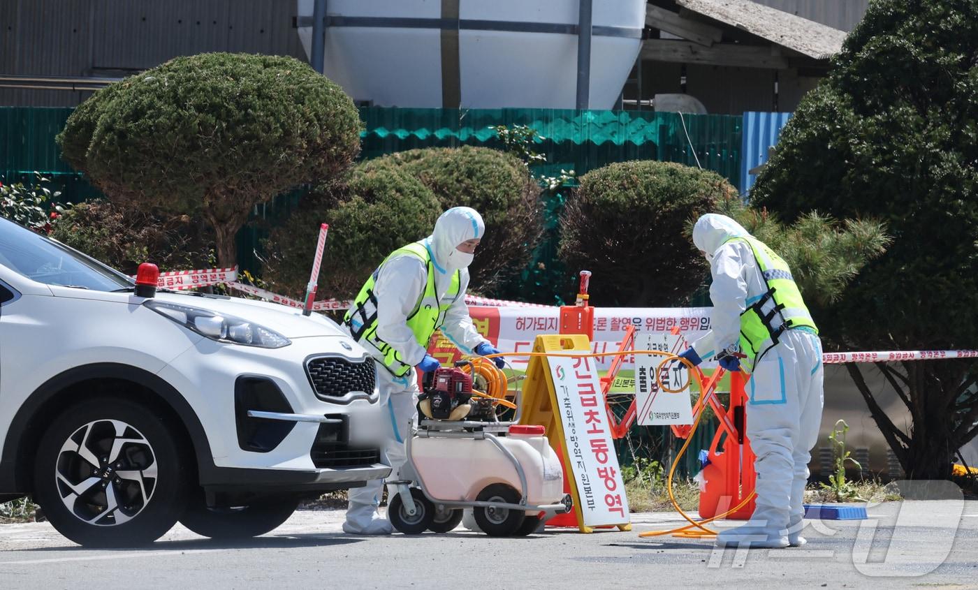 15일 구제역이 발생한 전남 무안군 한 돼지농장에 방역본부 초동방역팀이 출입통제와 소독을 진행하고 있다. 2025.4.15/뉴스1 ⓒ News1 김태성 기자