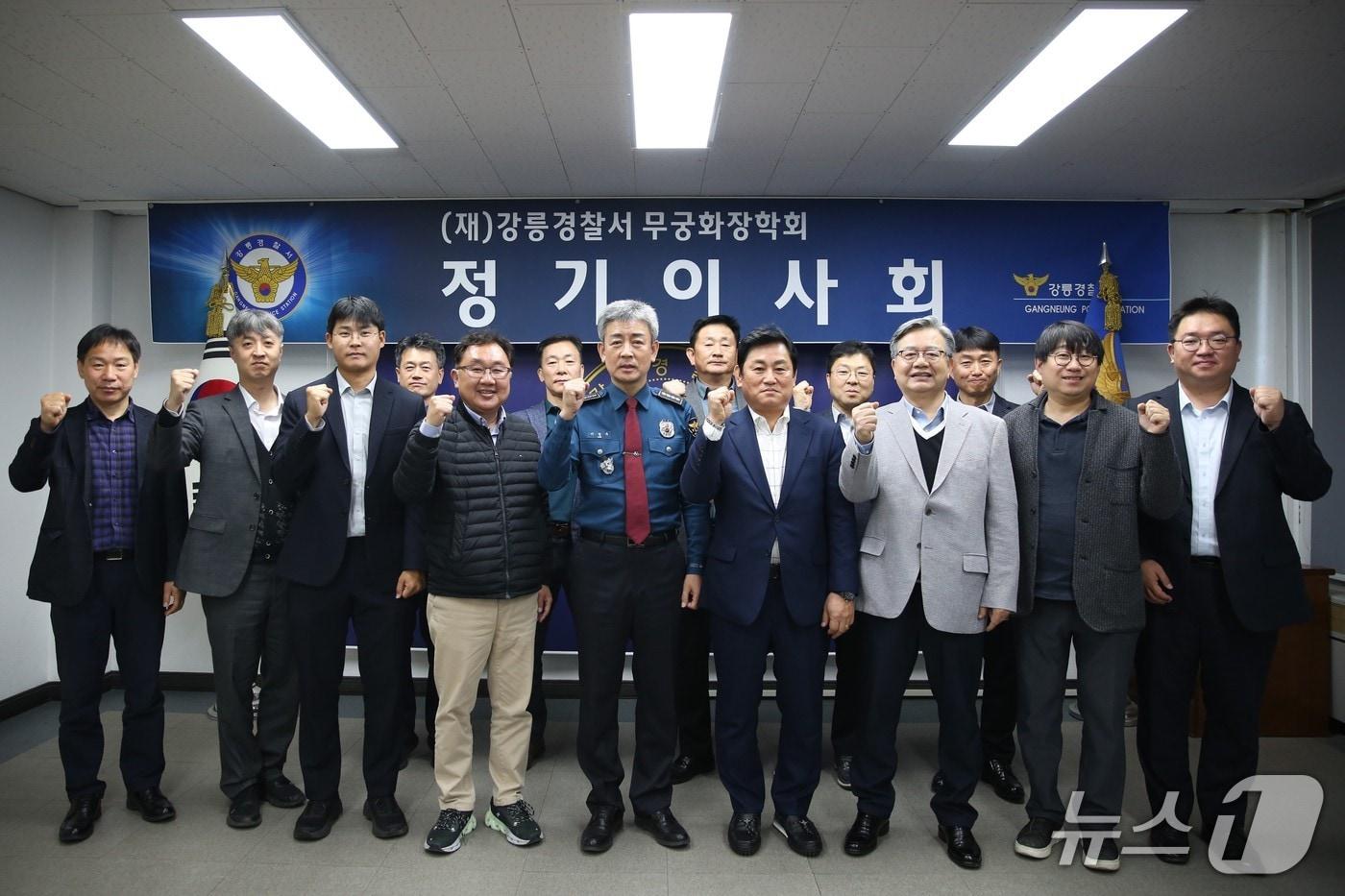 본문 이미지 - 강릉경찰서 무궁화장학회는 15일 강릉경찰서 2층 회의실에서 2025년 정기이사회를 개최하고 총 36명의 학생에게 장학금을 지급하기로 의결했다.(강릉경찰서 제공, 재판매 및 DB 금지) 2025.4.15/뉴스1