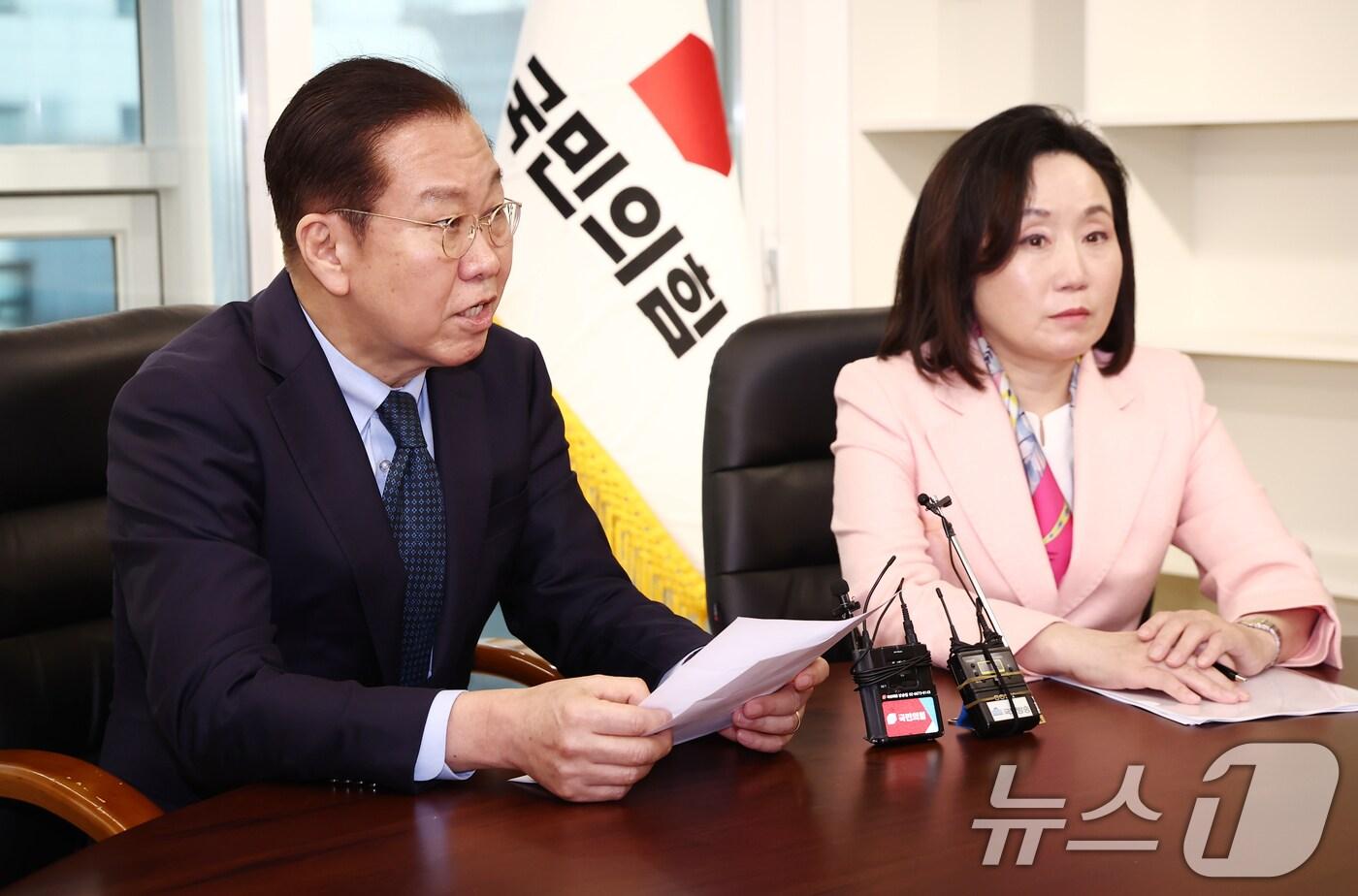 본문 이미지 - 권영세 국민의힘 비상대책위원장이 15일 오후 서울 여의도 중앙당사에서 열린 클린경선소위 공정경선 대책회의에서 발언하고 있다. 오른쪽은 전주혜 소위원장. 2025.4.15/뉴스1 ⓒ News1 김민지 기자