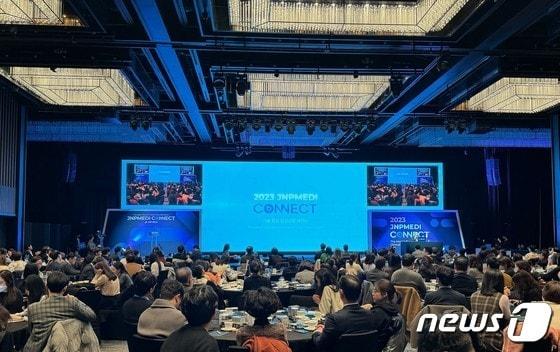 본문 이미지 - 제이앤피메디 관계자가 &#39;제이앤피메디 커텍트&#39;에서 발표를 하고 있다.&#40;제이앤피메디 제공&#41;/뉴스1