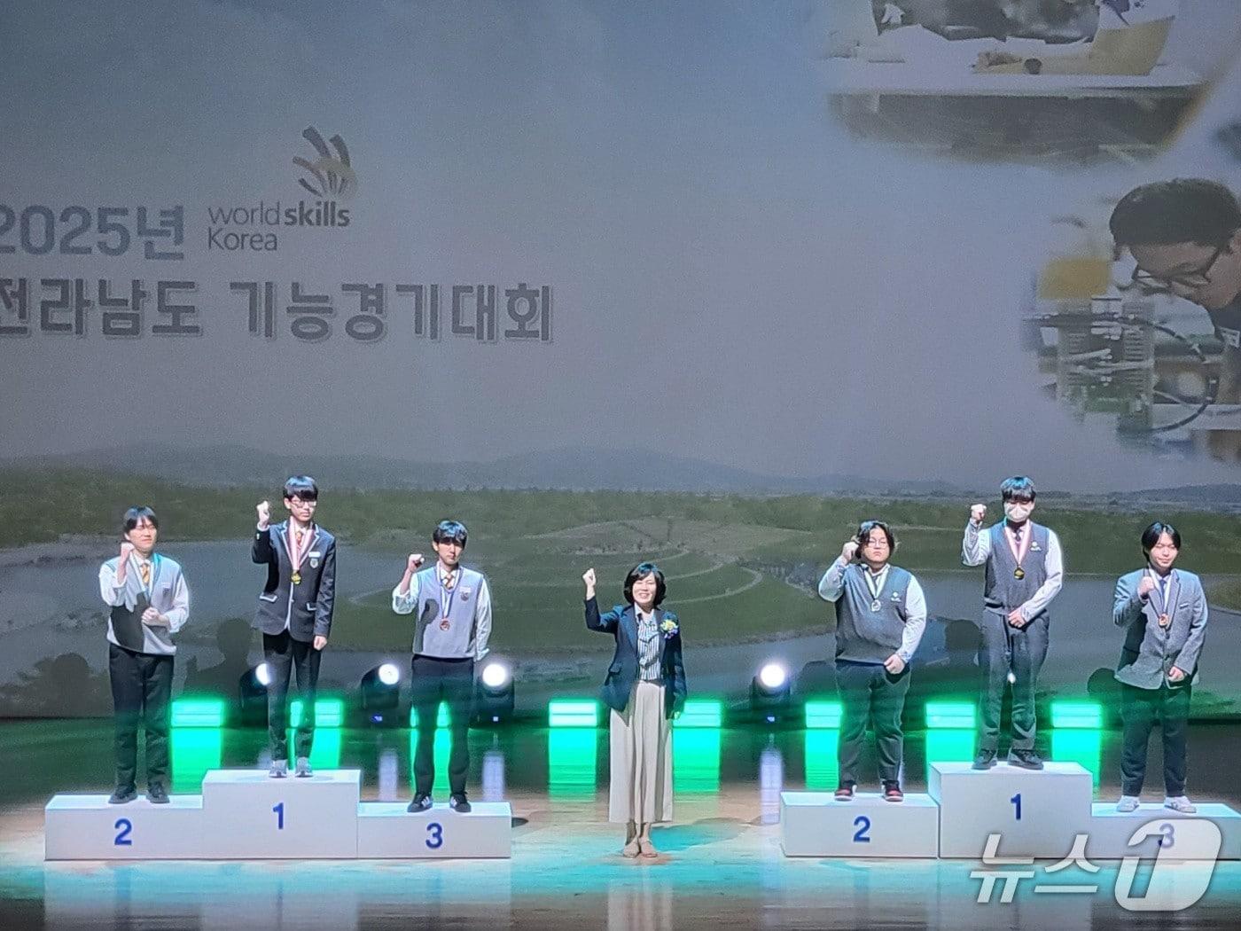 본문 이미지 - 나주공업고(냉동기술, 기계설계/CAD) 금·은·동메달 입상자들이 수상대에 올라 기념사진을 찍고 있다.(전남교육청 제공, 재판매 및 DB 금지) 