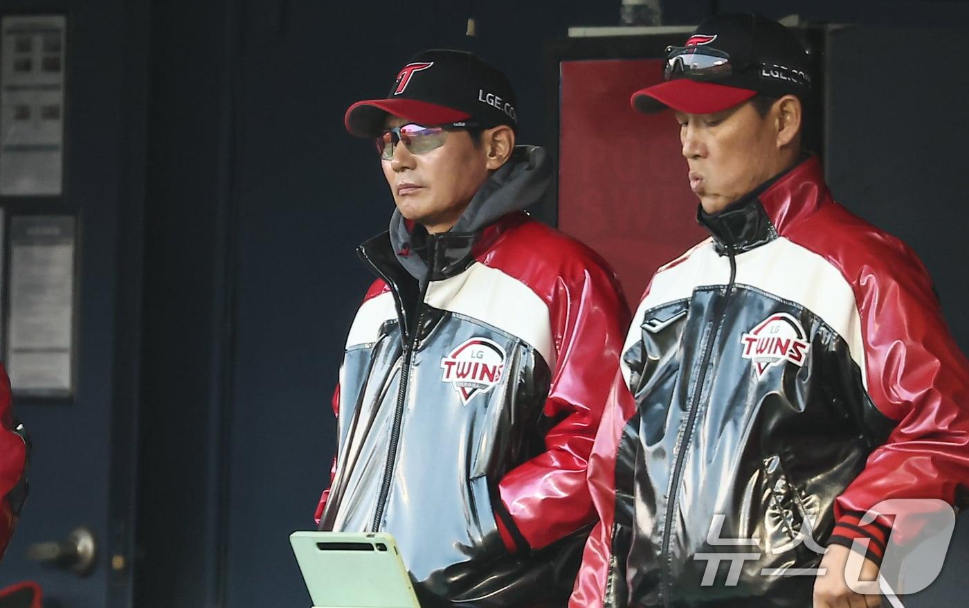 15일 서울 송파구 잠실야구장에서 열린 프로야구 '2025 신한 SOL 뱅크 KBO리그' 삼성 라이온즈와 LG 트윈스의 경기, LG 염경엽 감독이 경기를 지켜보고 있다. 2025.4.15/뉴스1 ⓒ News1 김도우 기자