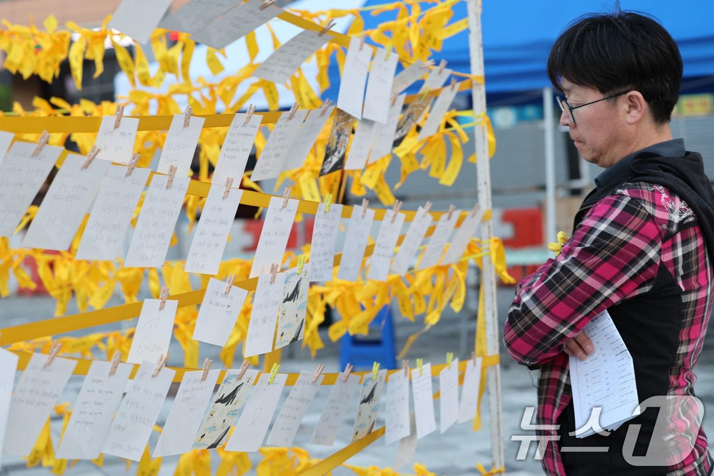 4·16 세월호 참사 11주기를 하루 앞둔 15일 광주 남구 백운광장 일대 기억문화제에서 시민들이 희생자의 넋을 기리고 있다. 2025.4.15/뉴스1 ⓒ News1 박지현 기자