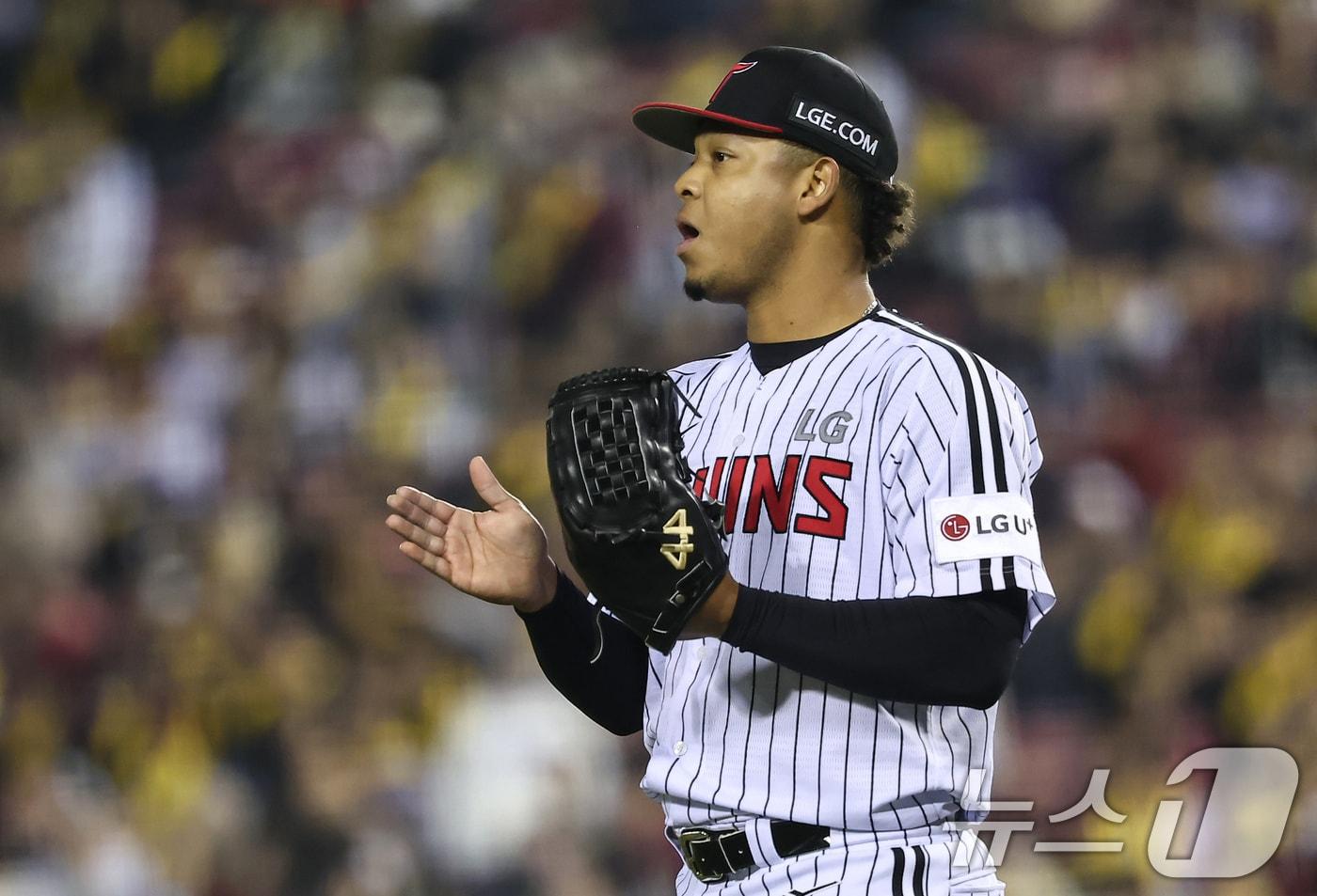 15일 서울 송파구 잠실야구장에서 열린 프로야구 '2025 신한 SOL 뱅크 KBO리그' 삼성 라이온즈와 LG 트윈스의 경기, LG 선발투수 에르난데스가 6회초를 무실점으로 막은 뒤 기뻐하고 있다. 2025.4.15/뉴스1 ⓒ News1 김도우 기자