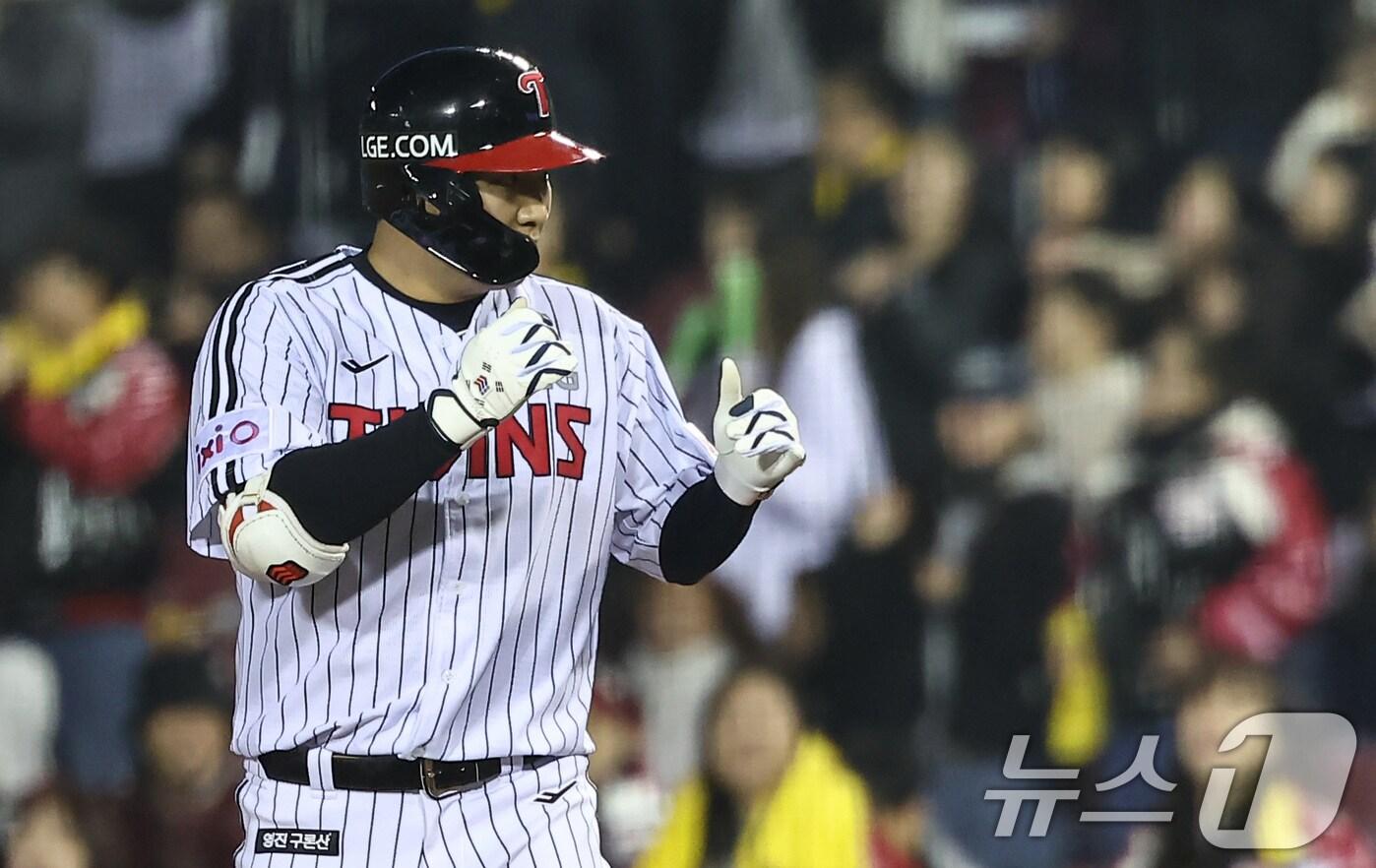 본문 이미지 - 15일 서울 송파구 잠실야구장에서 열린 프로야구 &#39;2025 신한 SOL 뱅크 KBO리그&#39; 삼성 라이온즈와 LG 트윈스의 경기, 6회말 1사 주자없는 상황에서 LG 문보경이 안타를 친 뒤 1루에 진루해 있다. 2025.4.15/뉴스1 ⓒ News1 김도우 기자