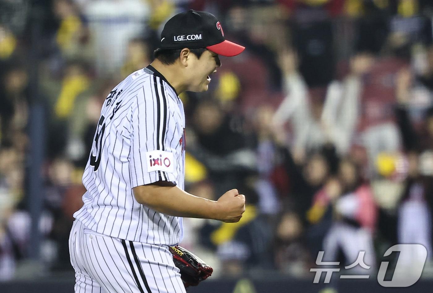 15일 서울 송파구 잠실야구장에서 열린 프로야구 '2025 신한 SOL 뱅크 KBO리그' 삼성 라이온즈와 LG 트윈스의 경기, LG 장현식이 9회초 1사 1,2루 상황에서 삼성 류지혁을 병살타 처리 후 포효하고 있다. 2025.4.15/뉴스1 ⓒ News1 김도우 기자